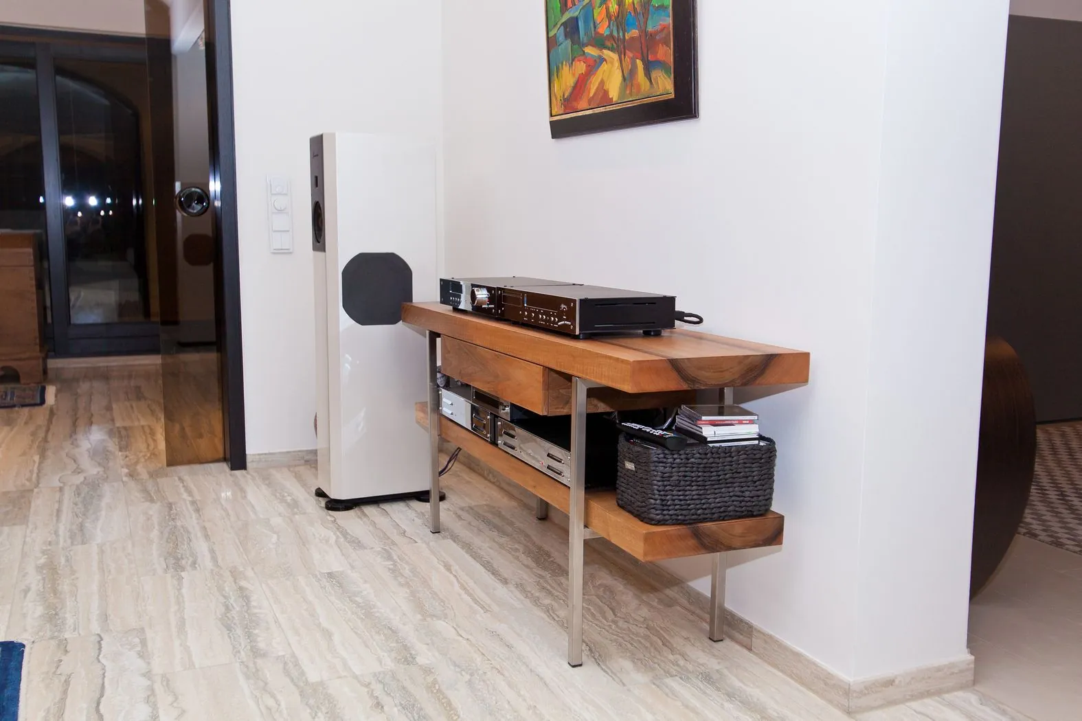 Stauraumlösung – Maßgefertigtes Sideboard für Musikanlage
