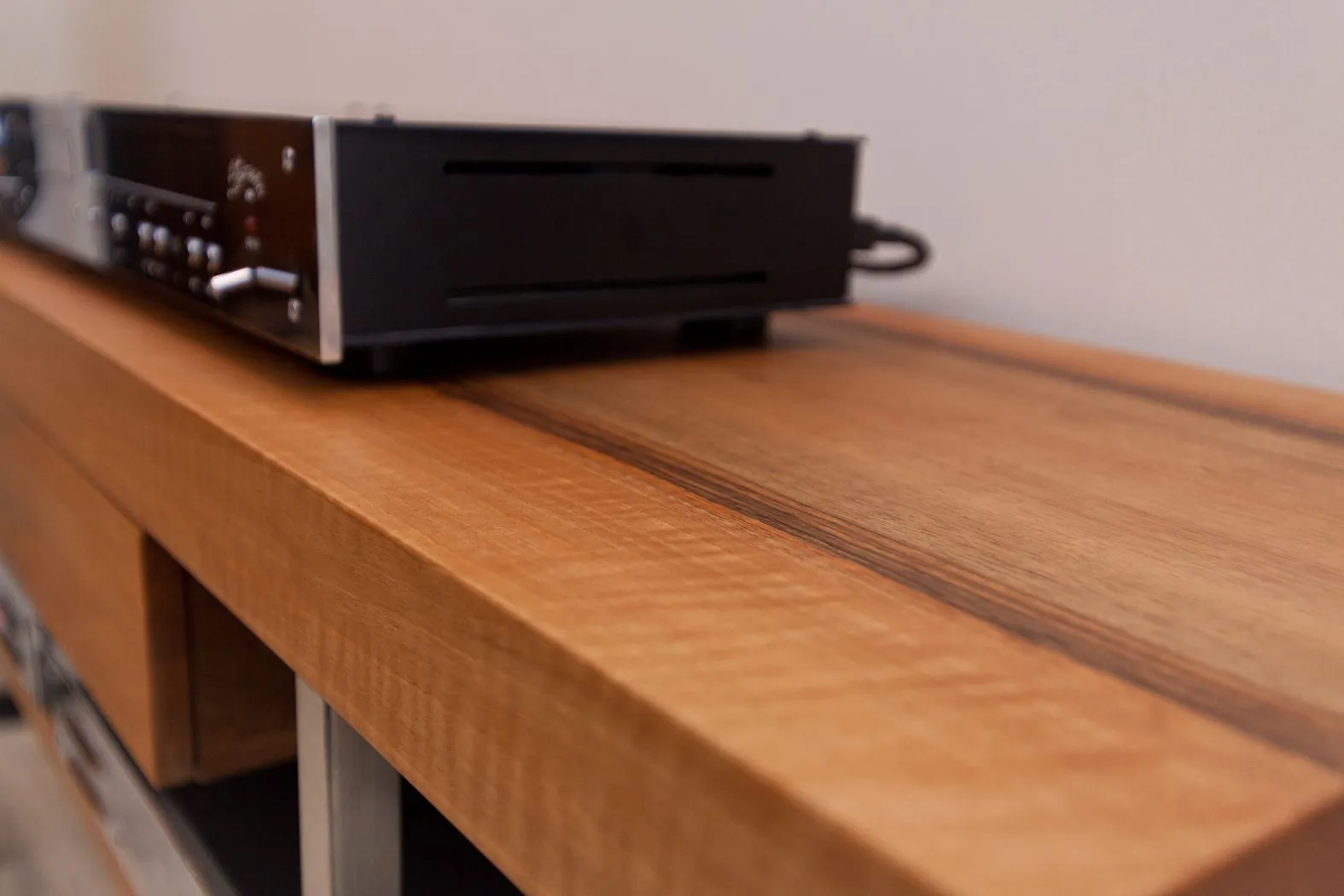 Stauraumlösung – Maßgefertigtes Sideboard für Musikanlage