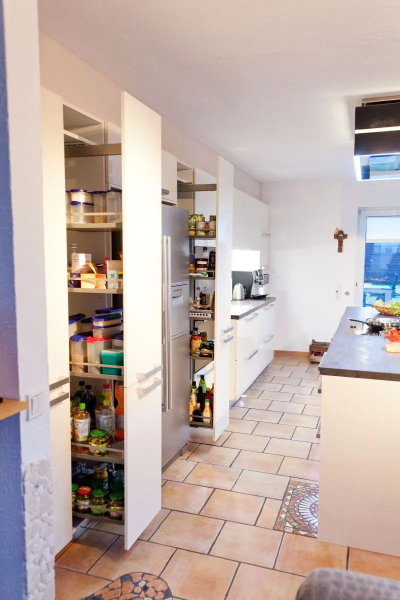 Designküche mit Kochinsel – Helle Küche mit Berbel Skyline und Miele Geräten