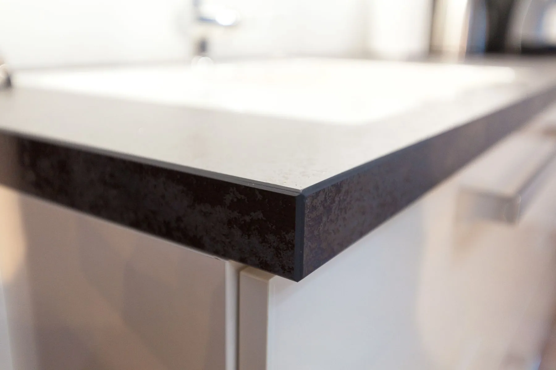 Designküche mit Kochinsel – Helle Küche mit Berbel Skyline und Miele Geräten