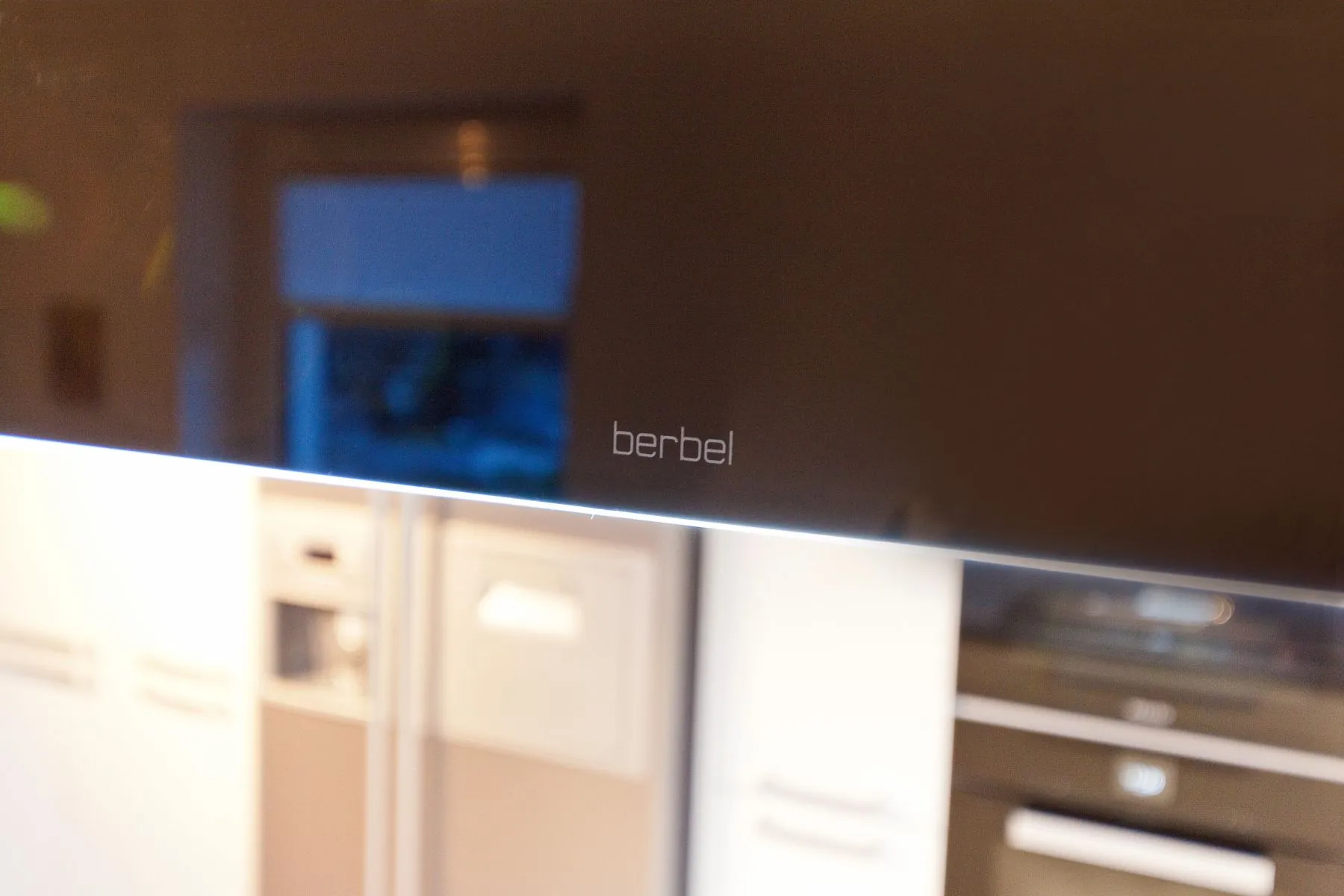 Designküche mit Kochinsel – Helle Küche mit Berbel Skyline und Miele Geräten