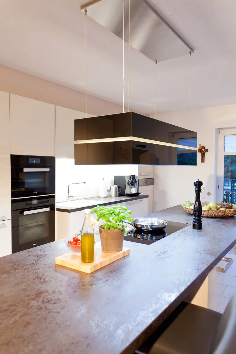 Designküche mit Kochinsel – Helle Küche mit Berbel Skyline und Miele Geräten