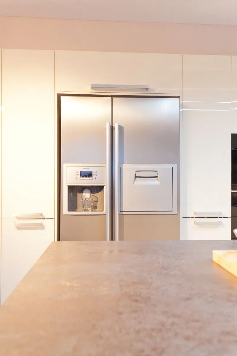 Designküche mit Kochinsel – Helle Küche mit Berbel Skyline und Miele Geräten