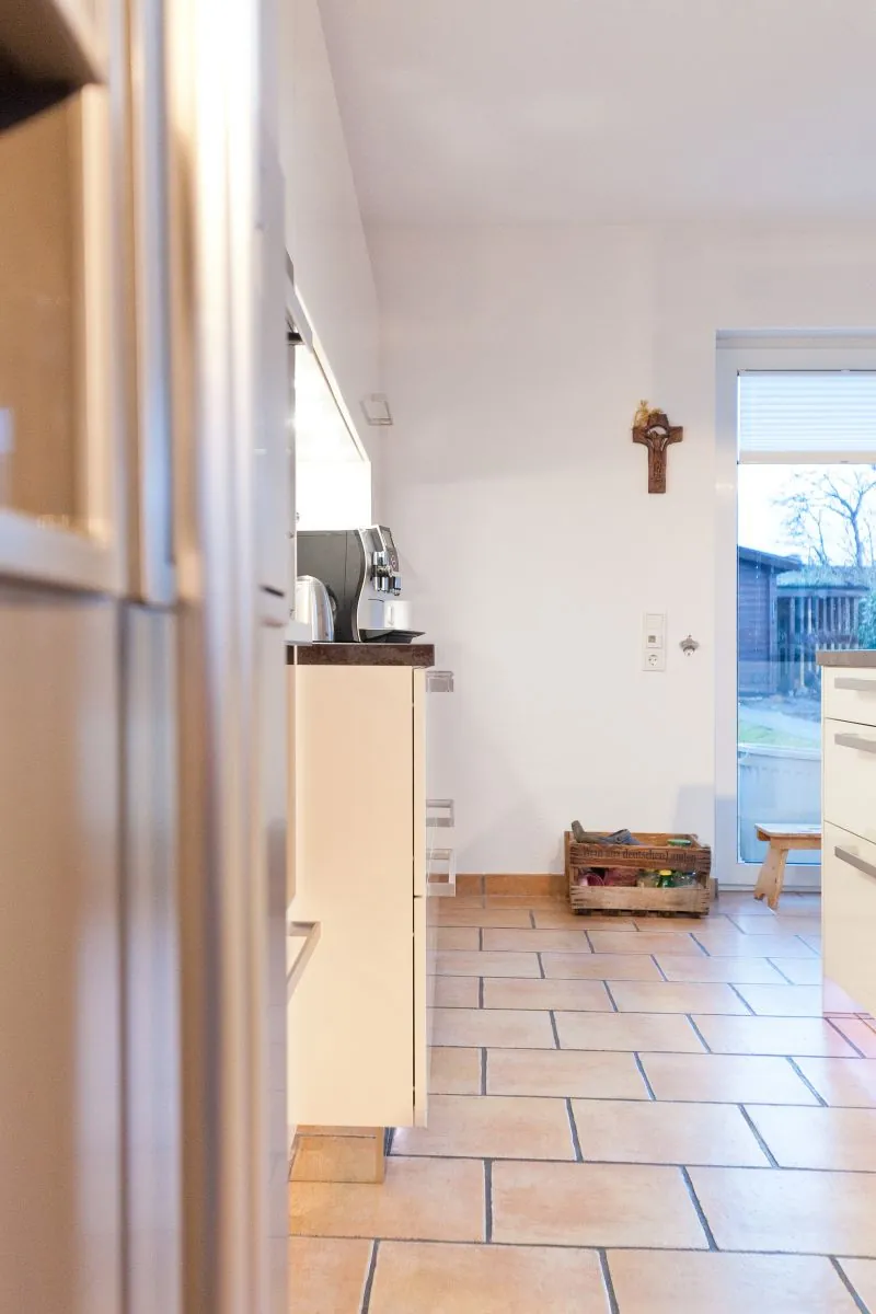 Designküche mit Kochinsel – Helle Küche mit Berbel Skyline und Miele Geräten