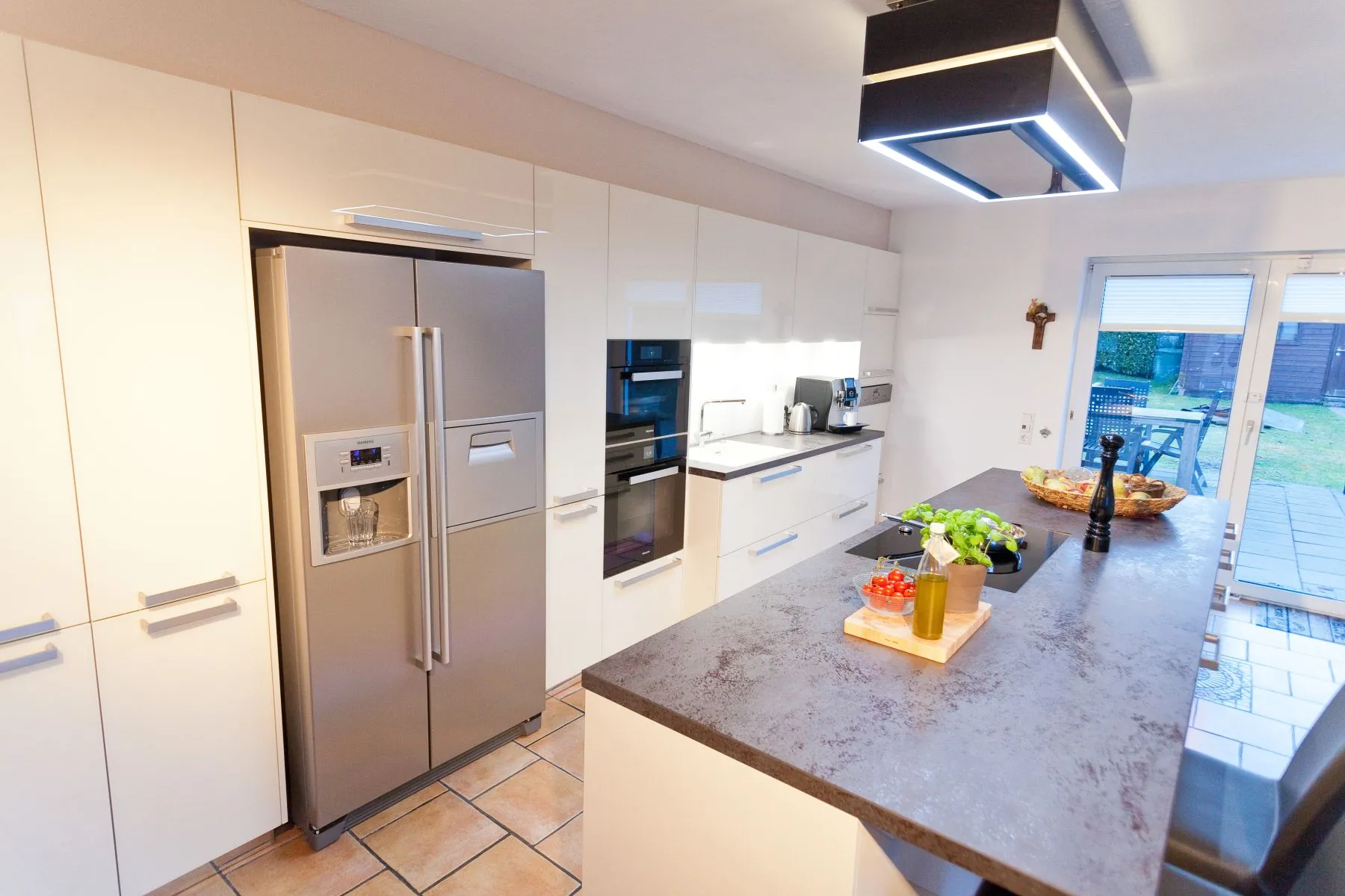 Designküche mit Kochinsel – Helle Küche mit Berbel Skyline und Miele Geräten