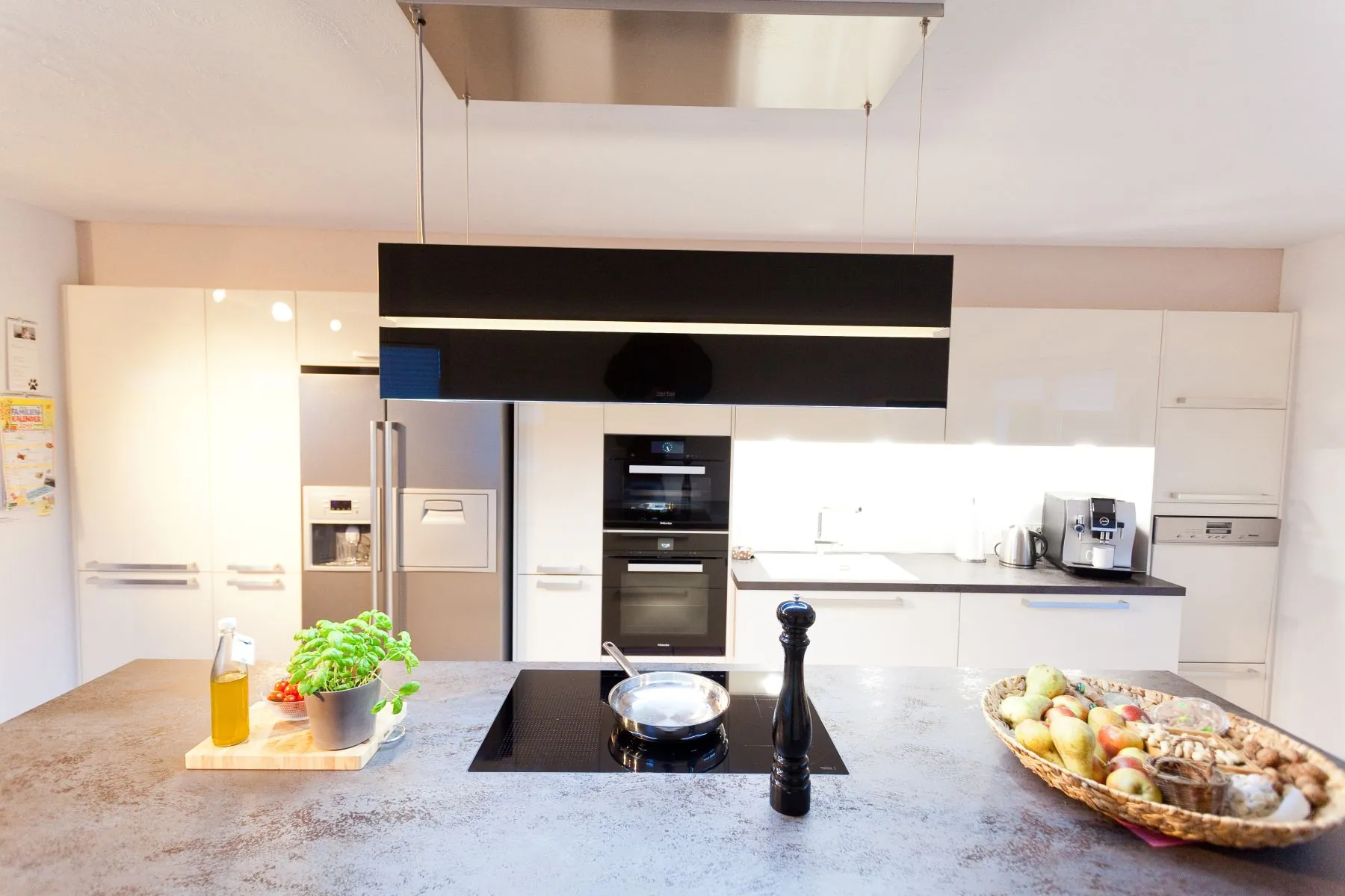 Designküche mit Kochinsel – Helle Küche mit Berbel Skyline und Miele Geräten