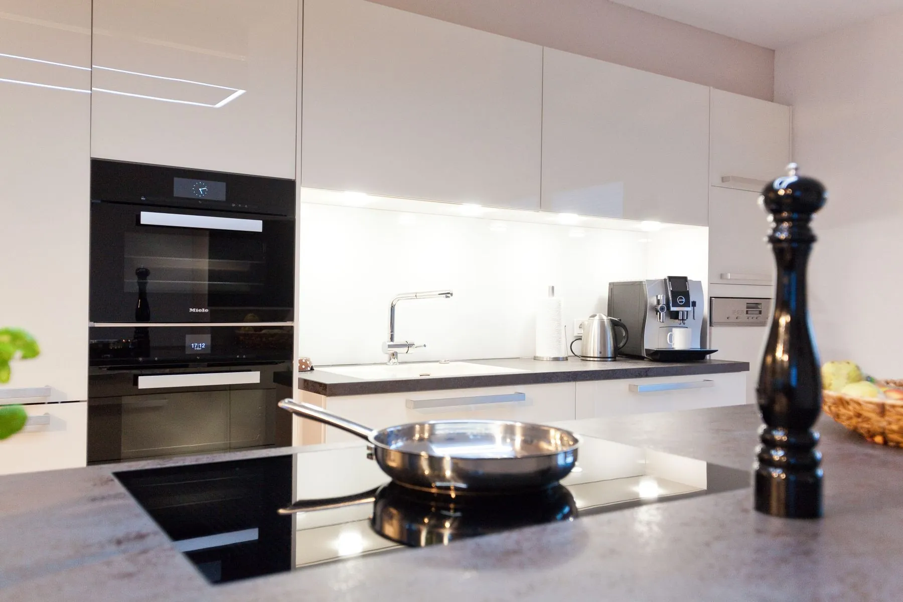 Designküche mit Kochinsel – Helle Küche mit Berbel Skyline und Miele Geräten
