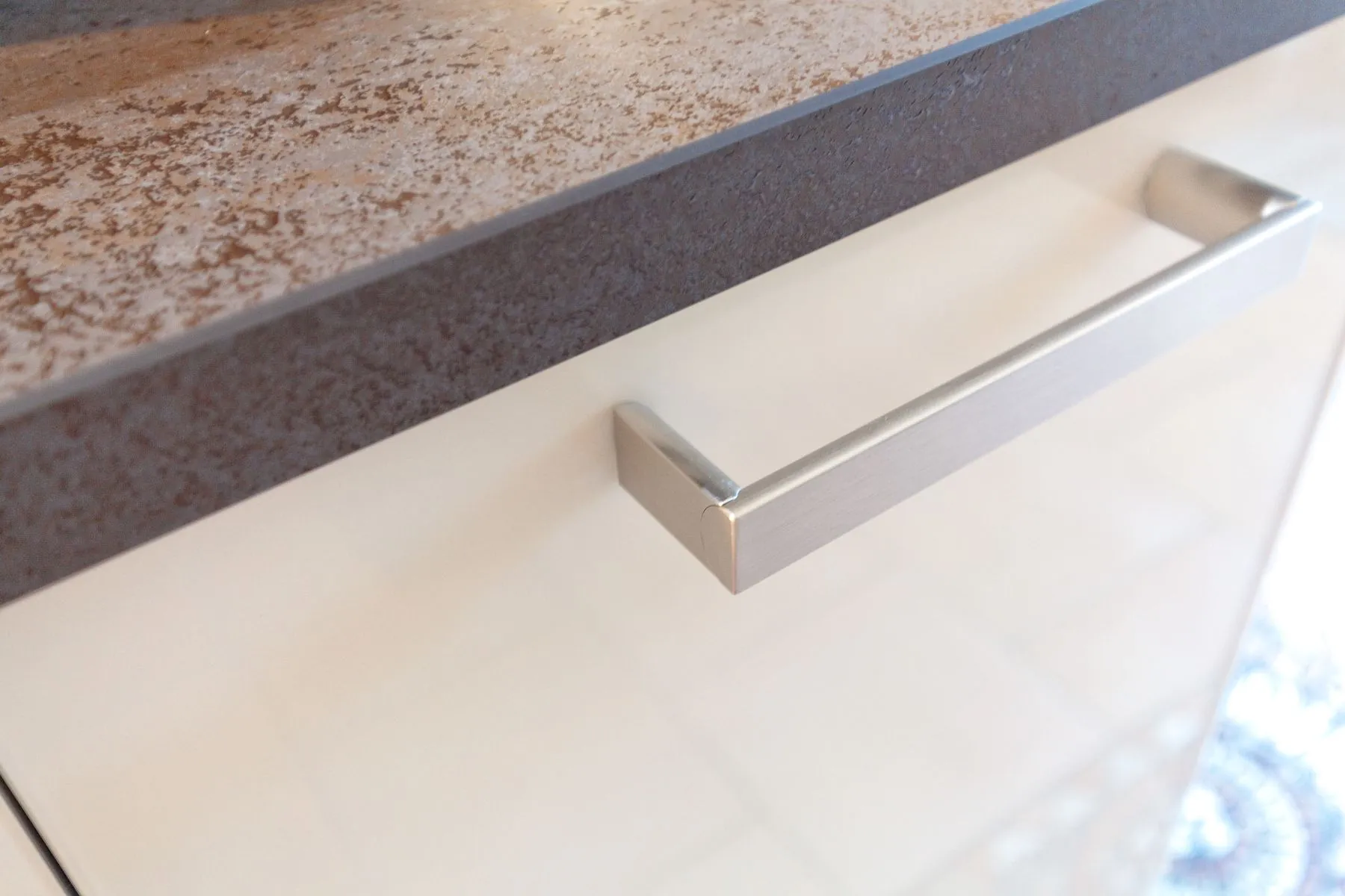 Designküche mit Kochinsel – Helle Küche mit Berbel Skyline und Miele Geräten