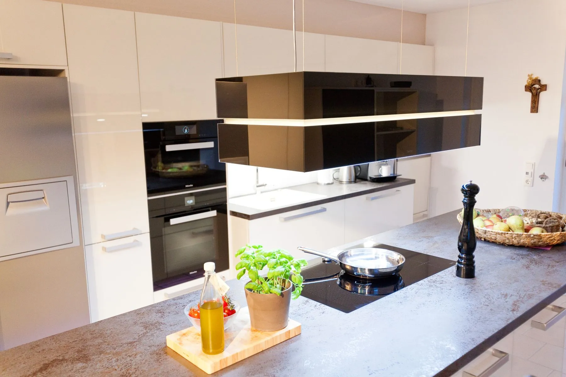 Designküche mit Kochinsel – Helle Küche mit Berbel Skyline und Miele Geräten