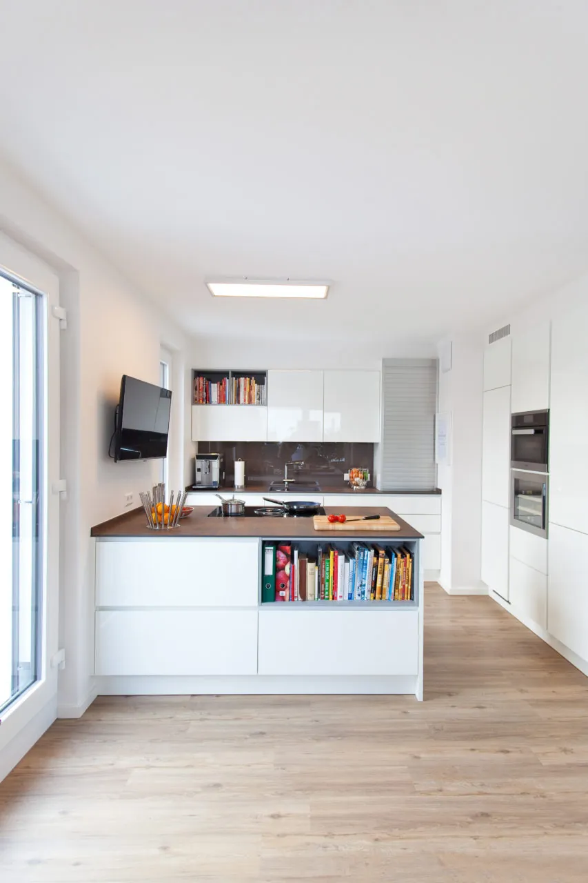 Grifflose Designküche – Weiß Hochglanz mit Granit und Bora Basic