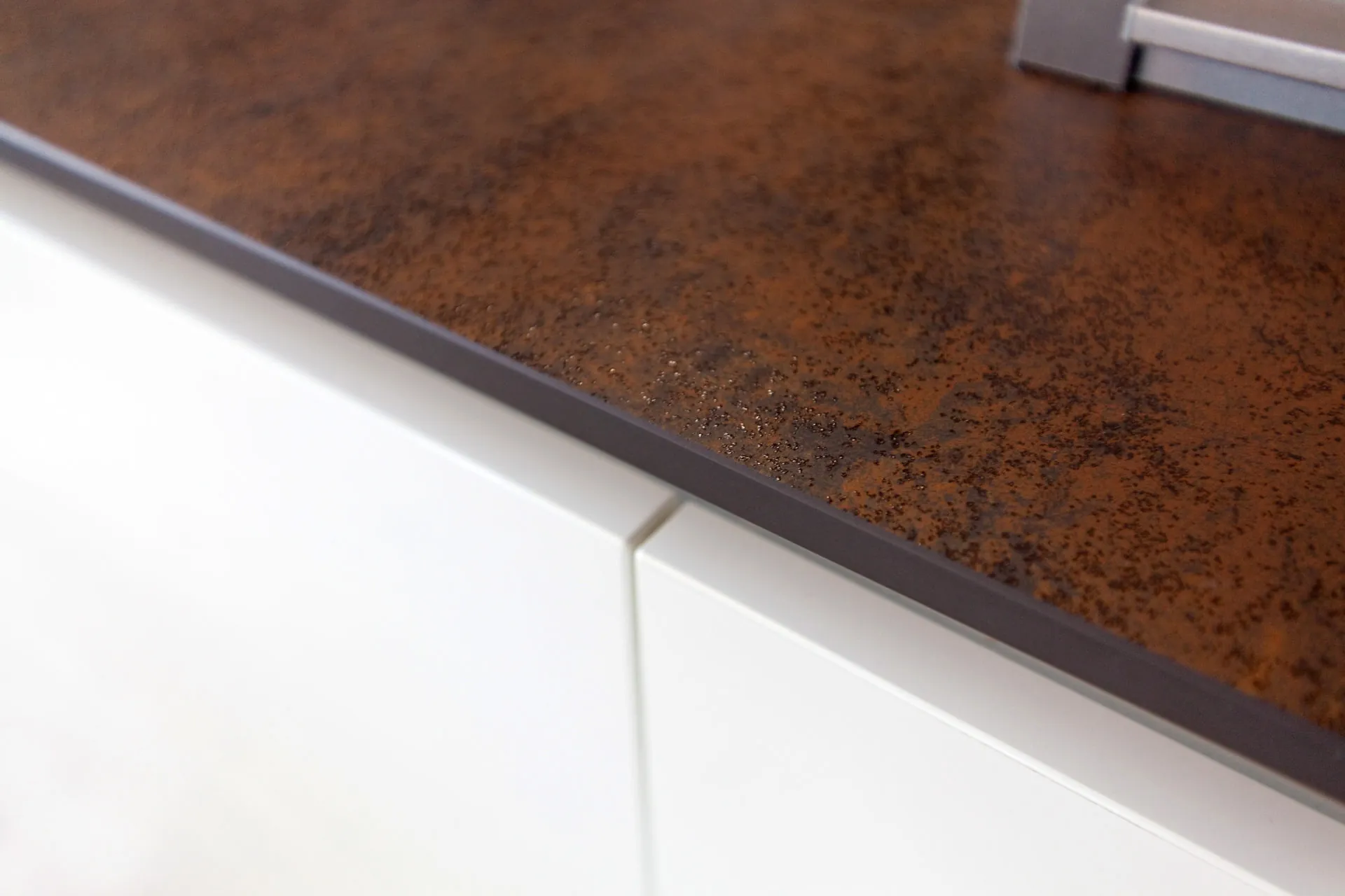 Grifflose Designküche – Weiß Hochglanz mit Granit und Bora Basic