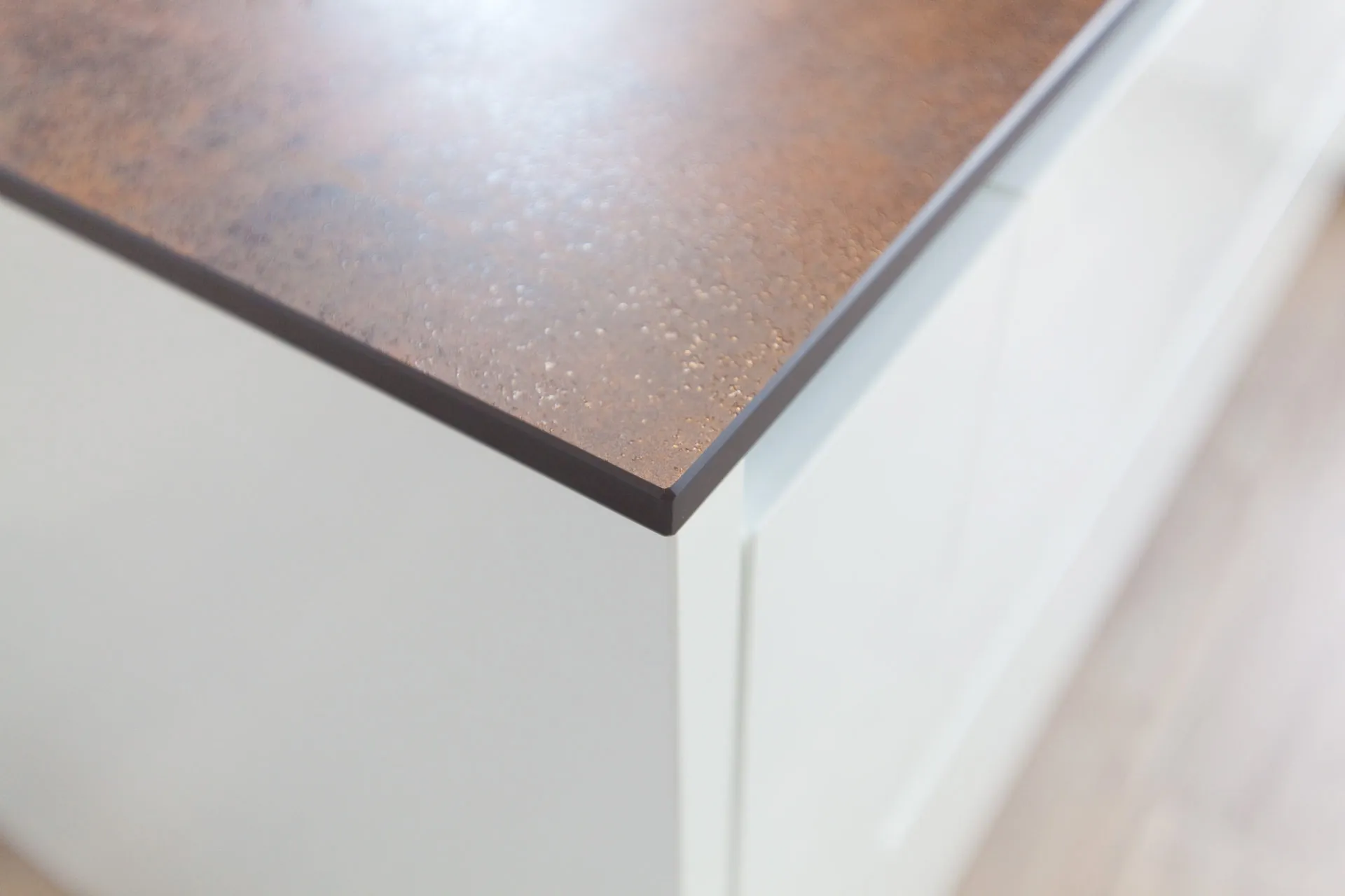 Grifflose Designküche – Weiß Hochglanz mit Granit und Bora Basic