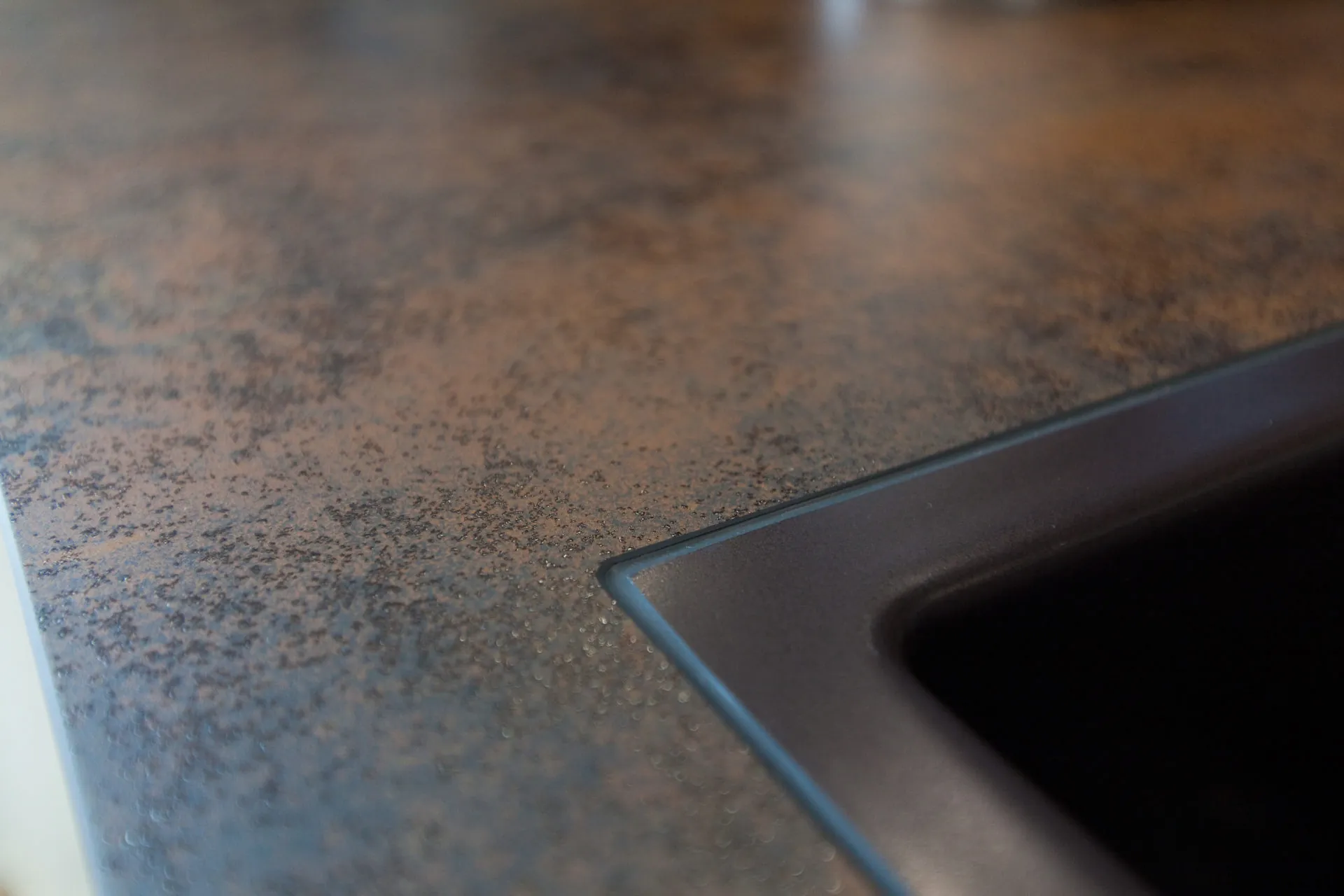 Grifflose Designküche – Weiß Hochglanz mit Granit und Bora Basic