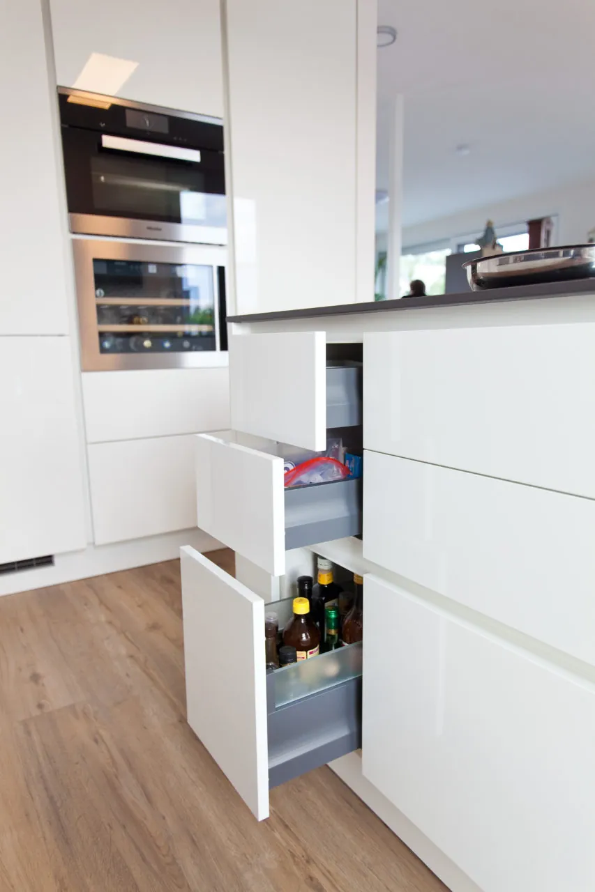 Grifflose Designküche – Weiß Hochglanz mit Granit und Bora Basic