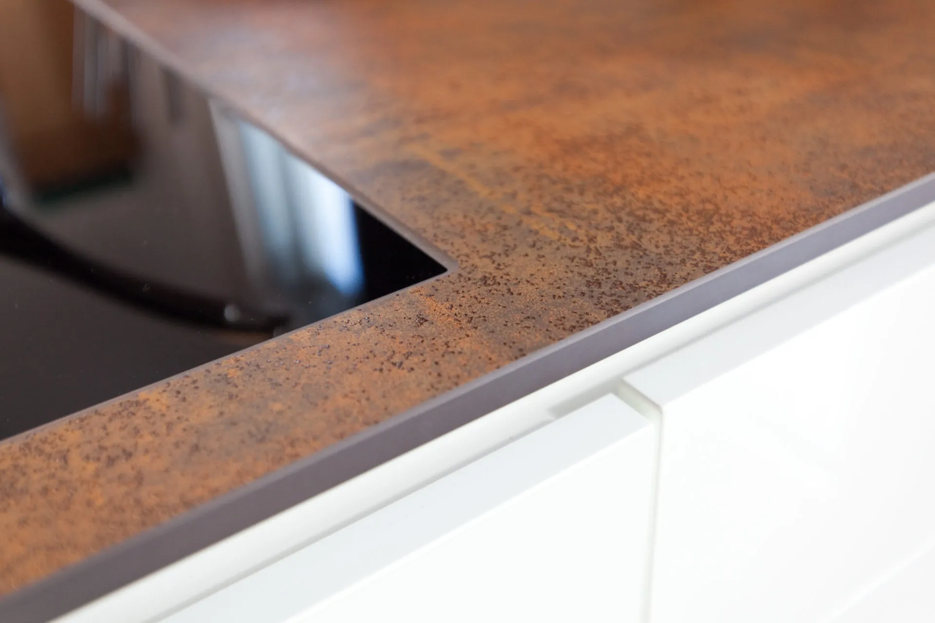 Grifflose Designküche – Weiß Hochglanz mit Granit und Bora Basic