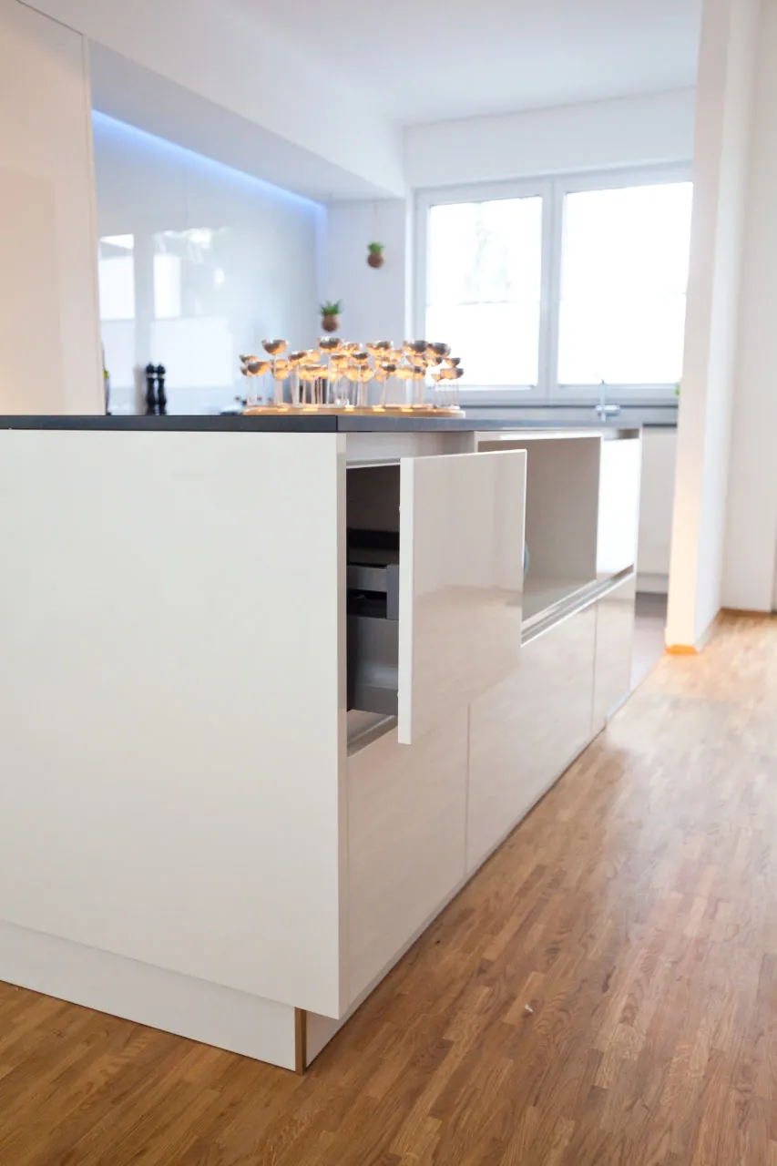 Grifflose Designküche mit Insel – Weiß Hochglanz mit Bora und NEFF