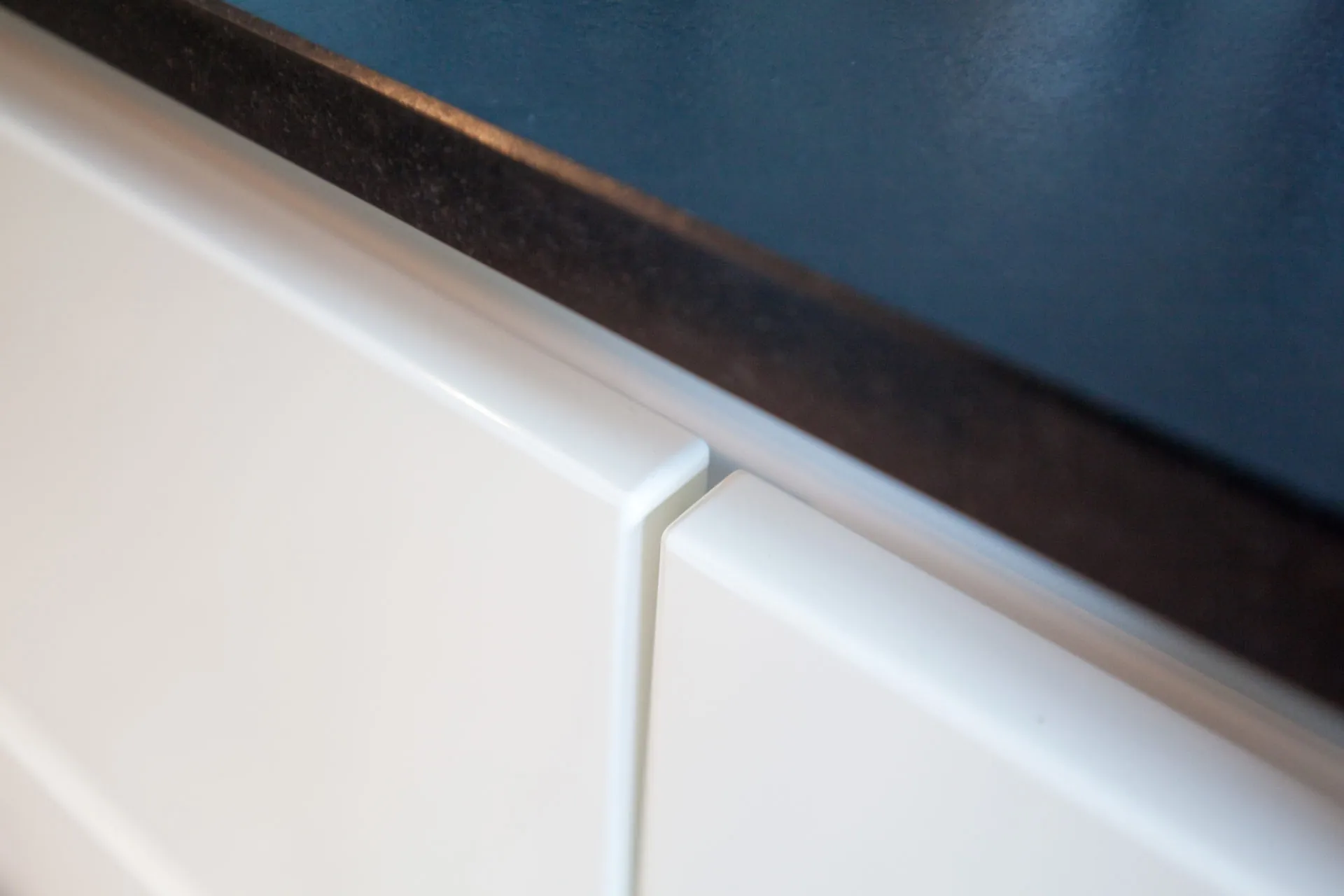Grifflose Designküche mit Insel – Weiß Hochglanz mit Bora und NEFF