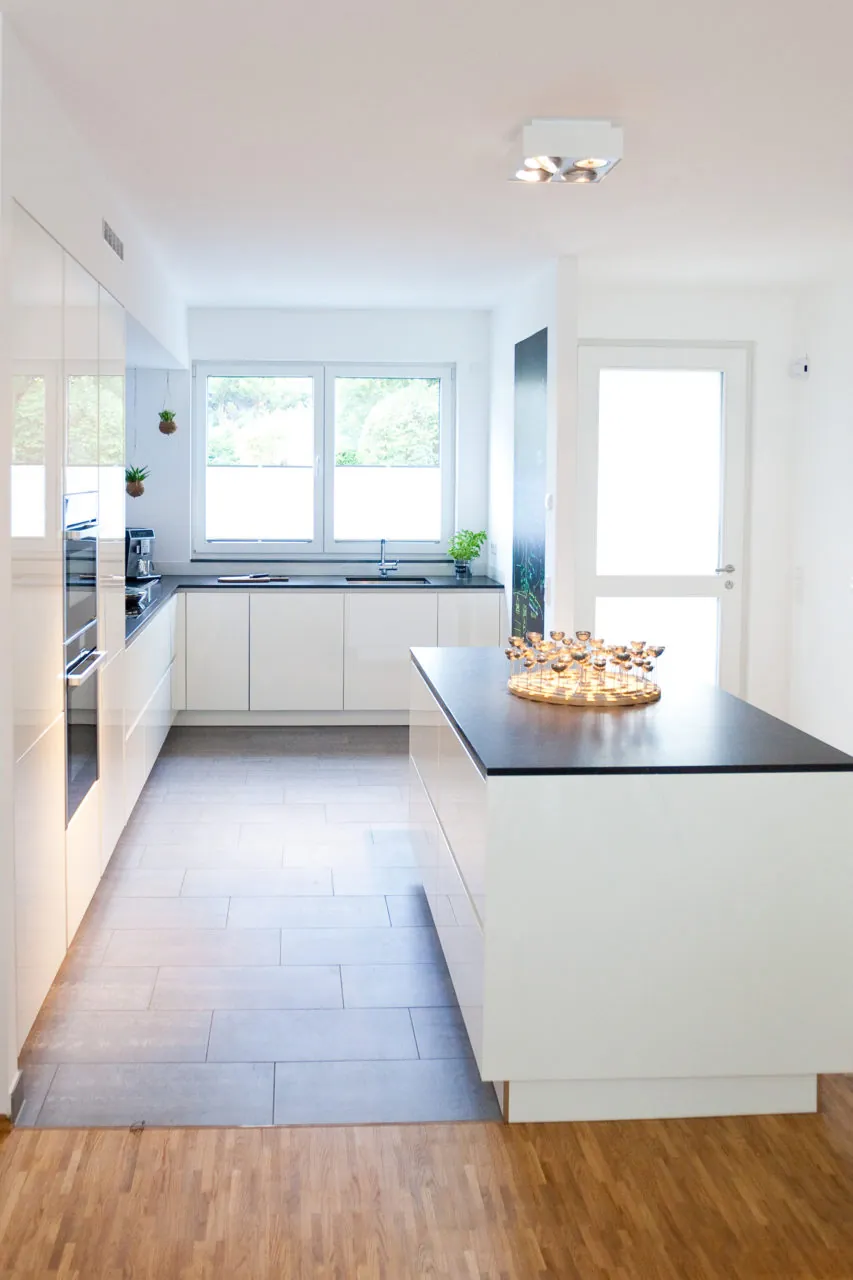 Grifflose Designküche mit Insel – Weiß Hochglanz mit Bora und NEFF
