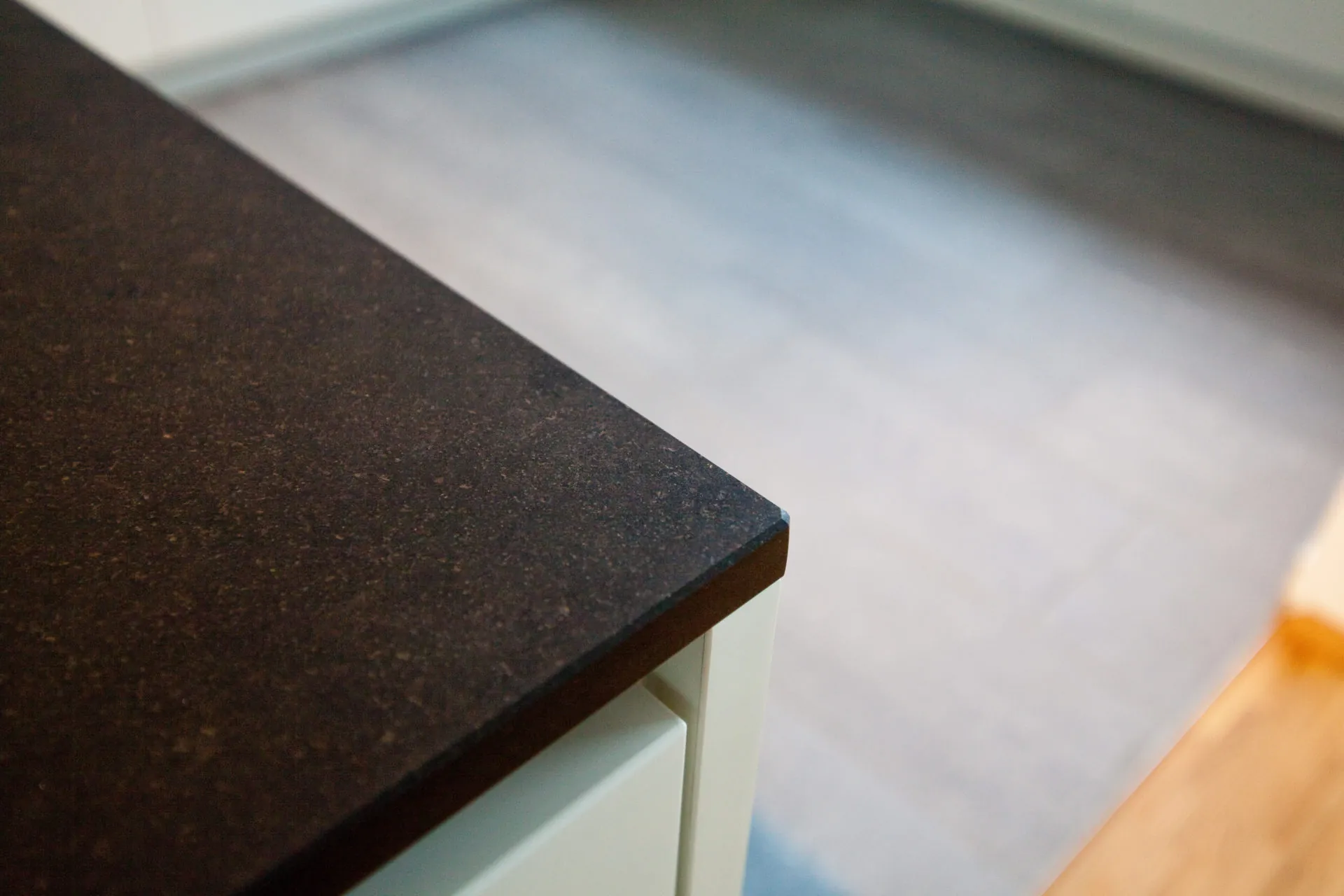 Grifflose Designküche mit Insel – Weiß Hochglanz mit Bora und NEFF