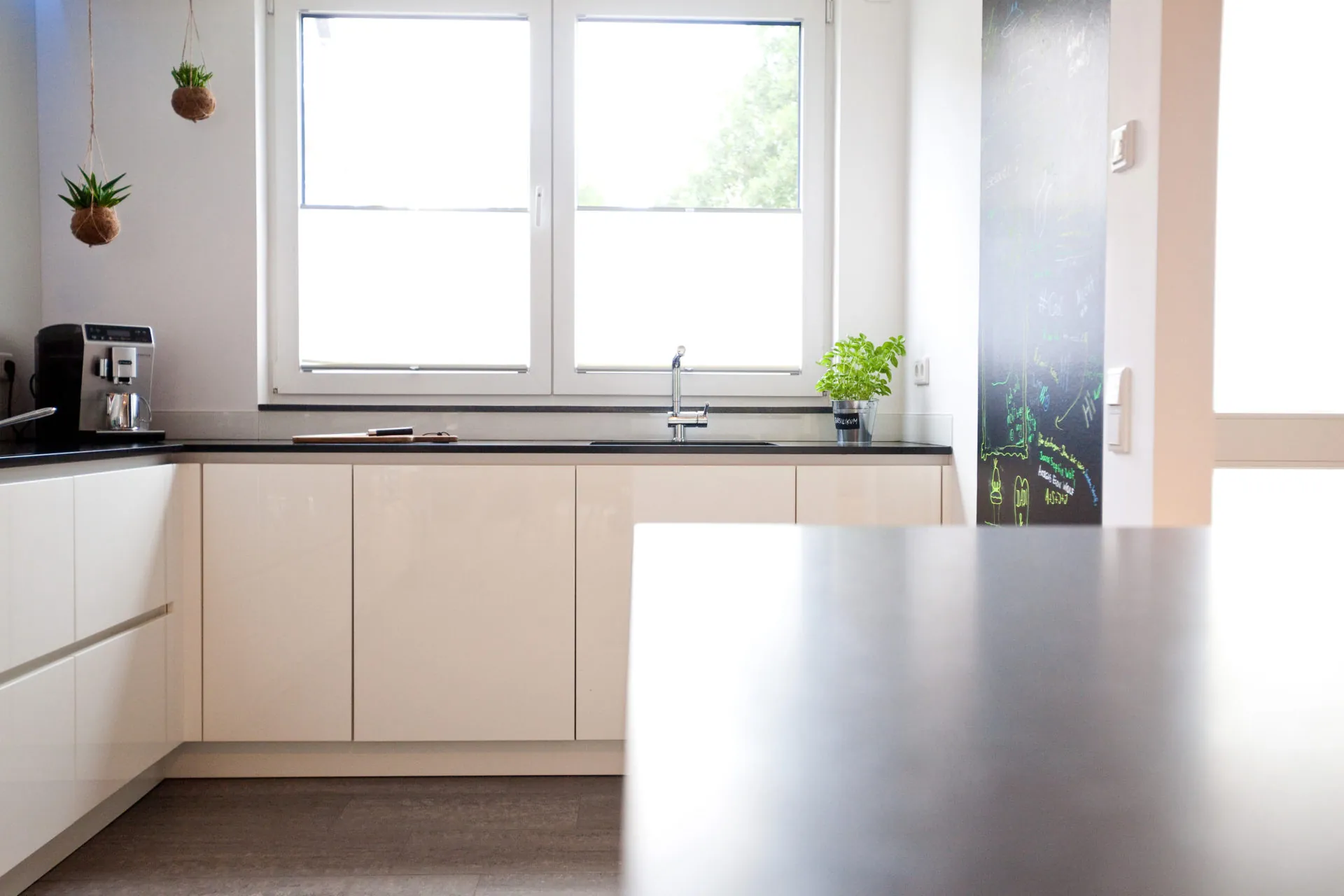 Grifflose Designküche mit Insel – Weiß Hochglanz mit Bora und NEFF