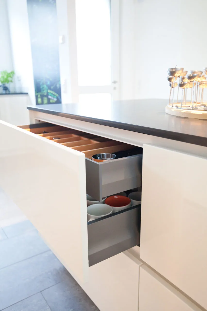 Grifflose Designküche mit Insel – Weiß Hochglanz mit Bora und NEFF