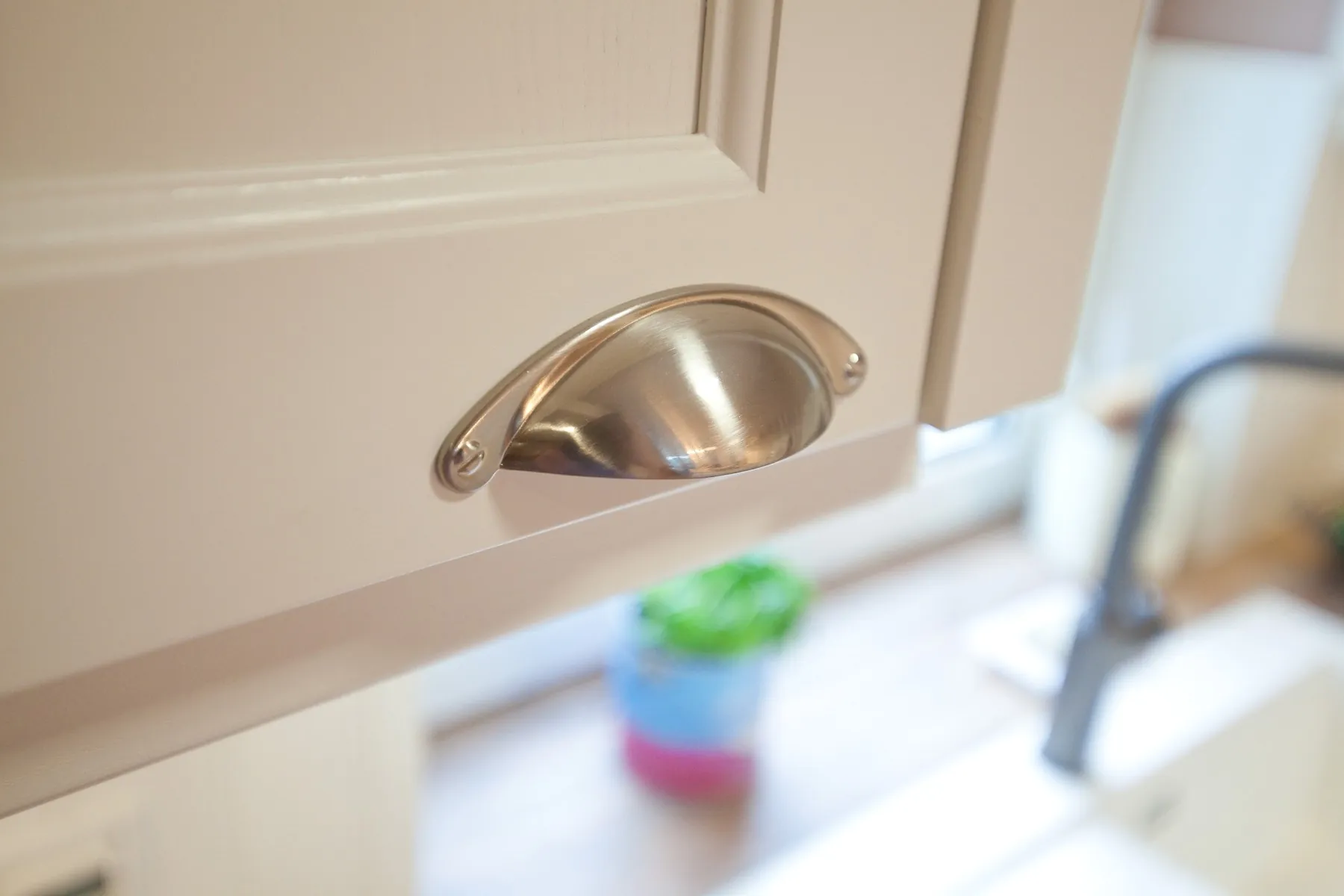 Landhausküche mit Kochinsel – Weiße Häcker Küche mit Bora und NEFF
