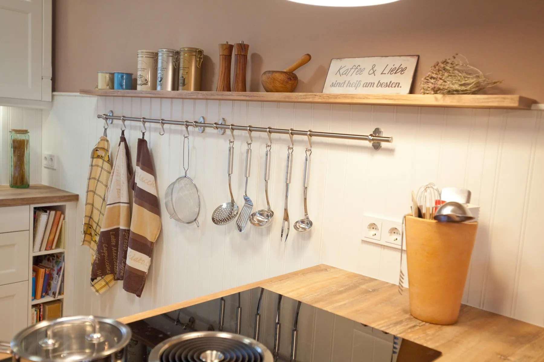 Landhausküche mit Kochinsel – Weiße Häcker Küche mit Bora und NEFF