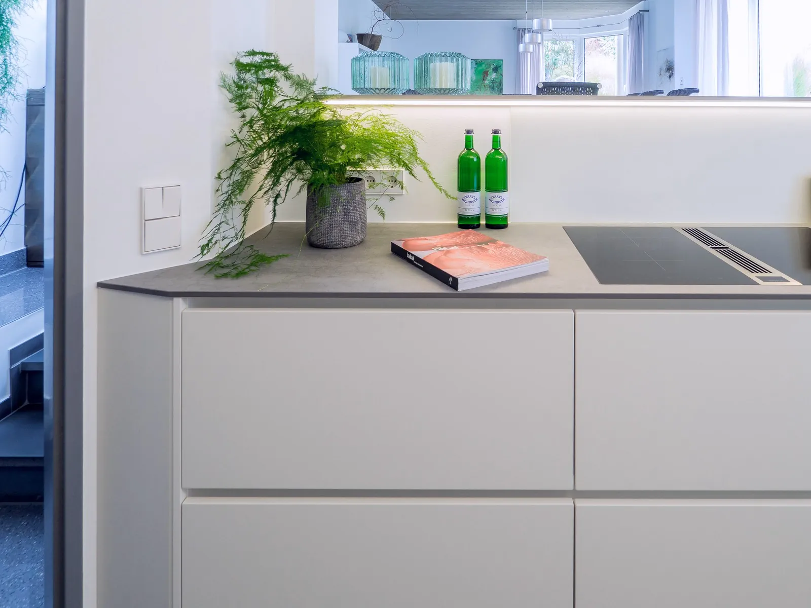 Grifflose U-Küche – Mattweiß mit Keramikarbeitsplatte und Bora Classic