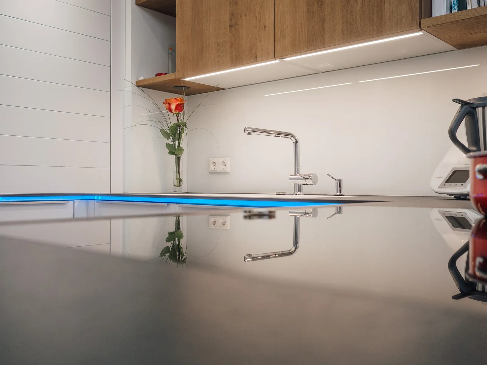 Designküche in Weiß – Leicht Hochglanz mit Eiche und Keramik