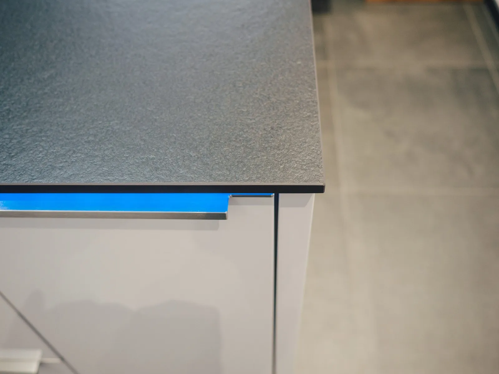 Designküche in Weiß – Leicht Hochglanz mit Eiche und Keramik