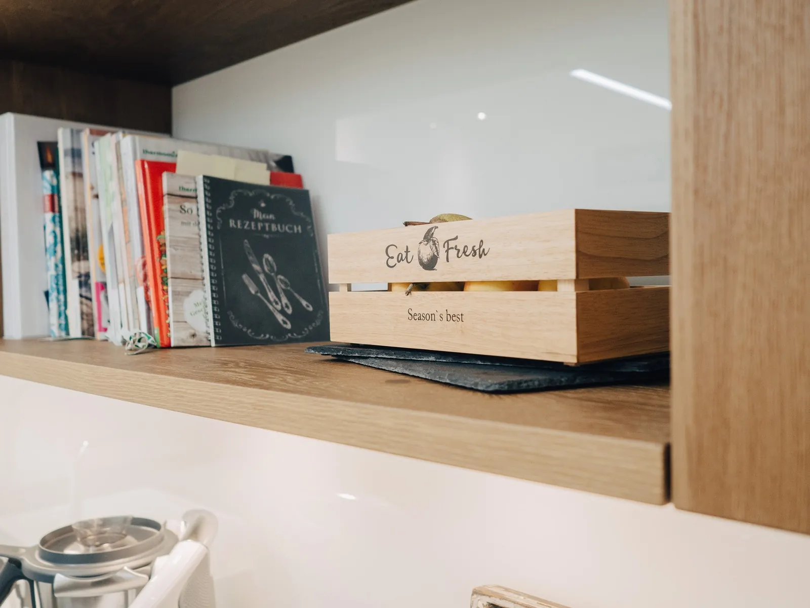Designküche in Weiß – Leicht Hochglanz mit Eiche und Keramik