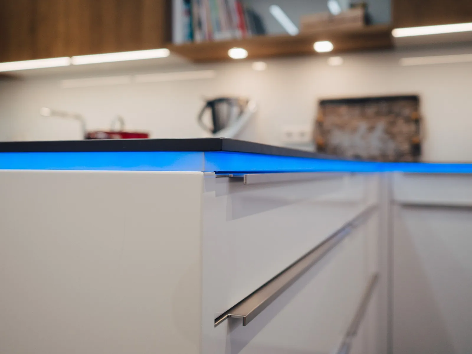 Designküche in Weiß – Leicht Hochglanz mit Eiche und Keramik