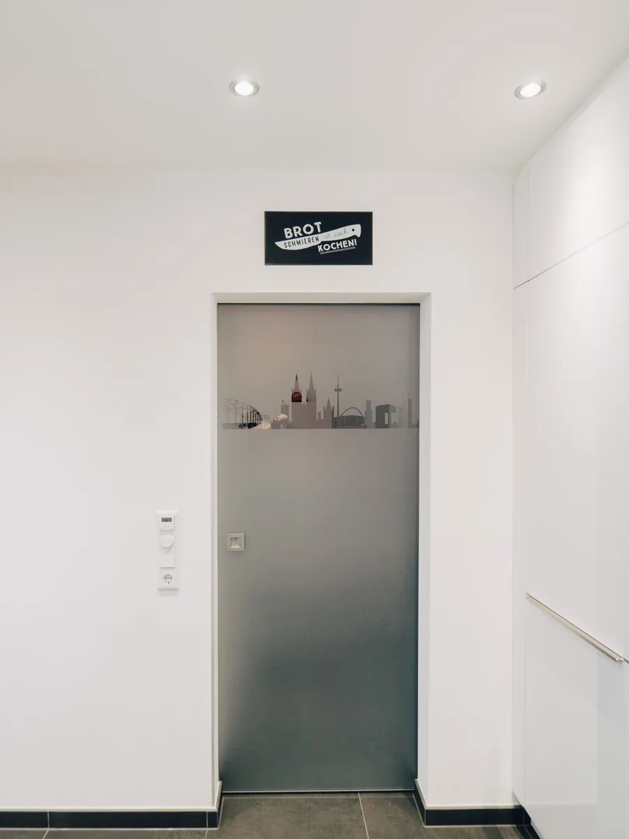 Designküche in Weiß – Leicht Hochglanz mit Eiche und Keramik
