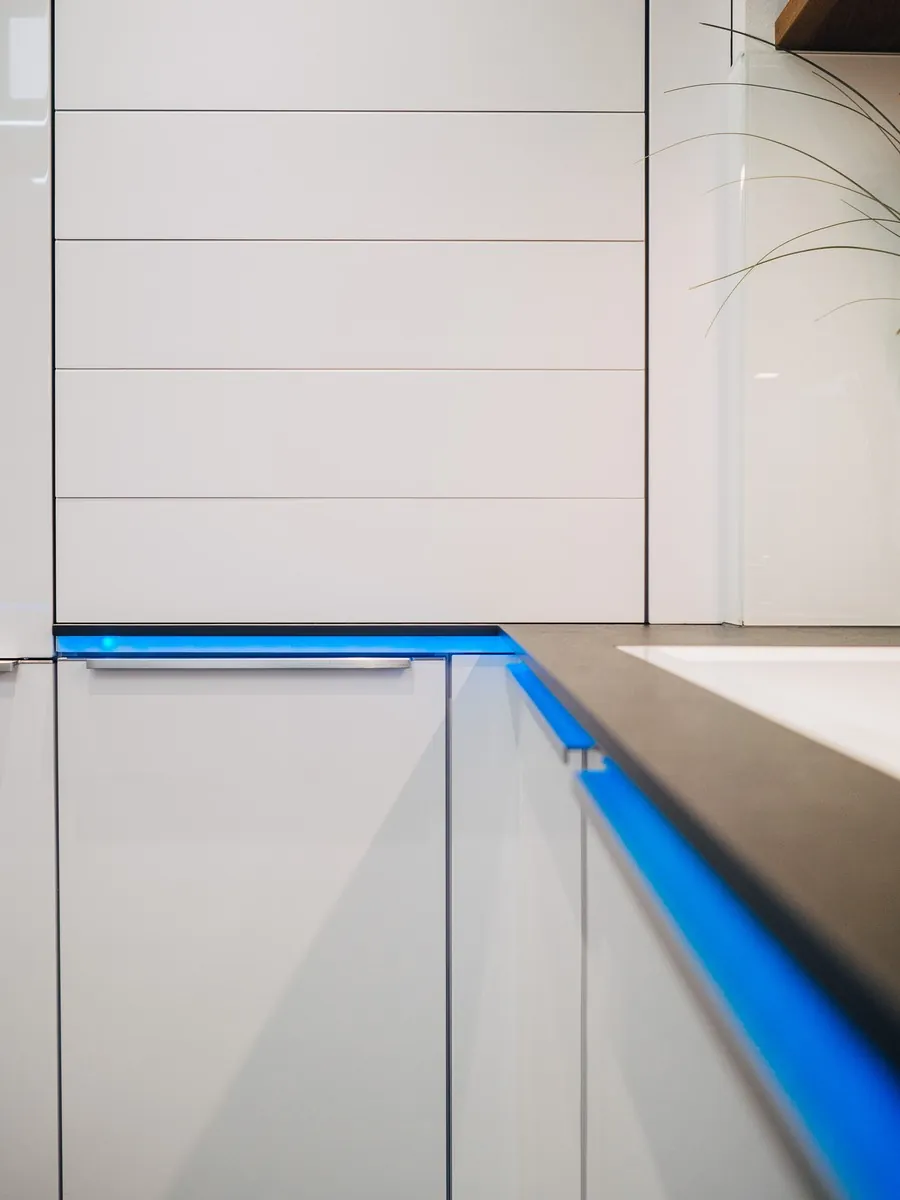 Designküche in Weiß – Leicht Hochglanz mit Eiche und Keramik