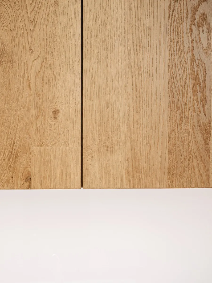 Designküche in Weiß – Leicht Hochglanz mit Eiche und Keramik