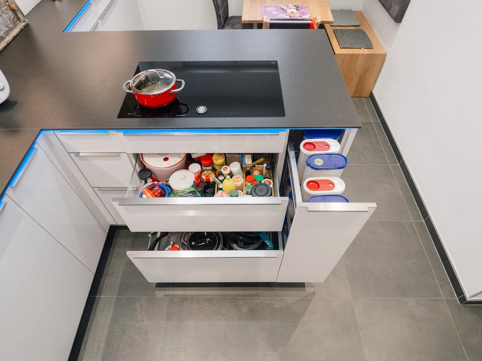 Designküche in Weiß – Leicht Hochglanz mit Eiche und Keramik