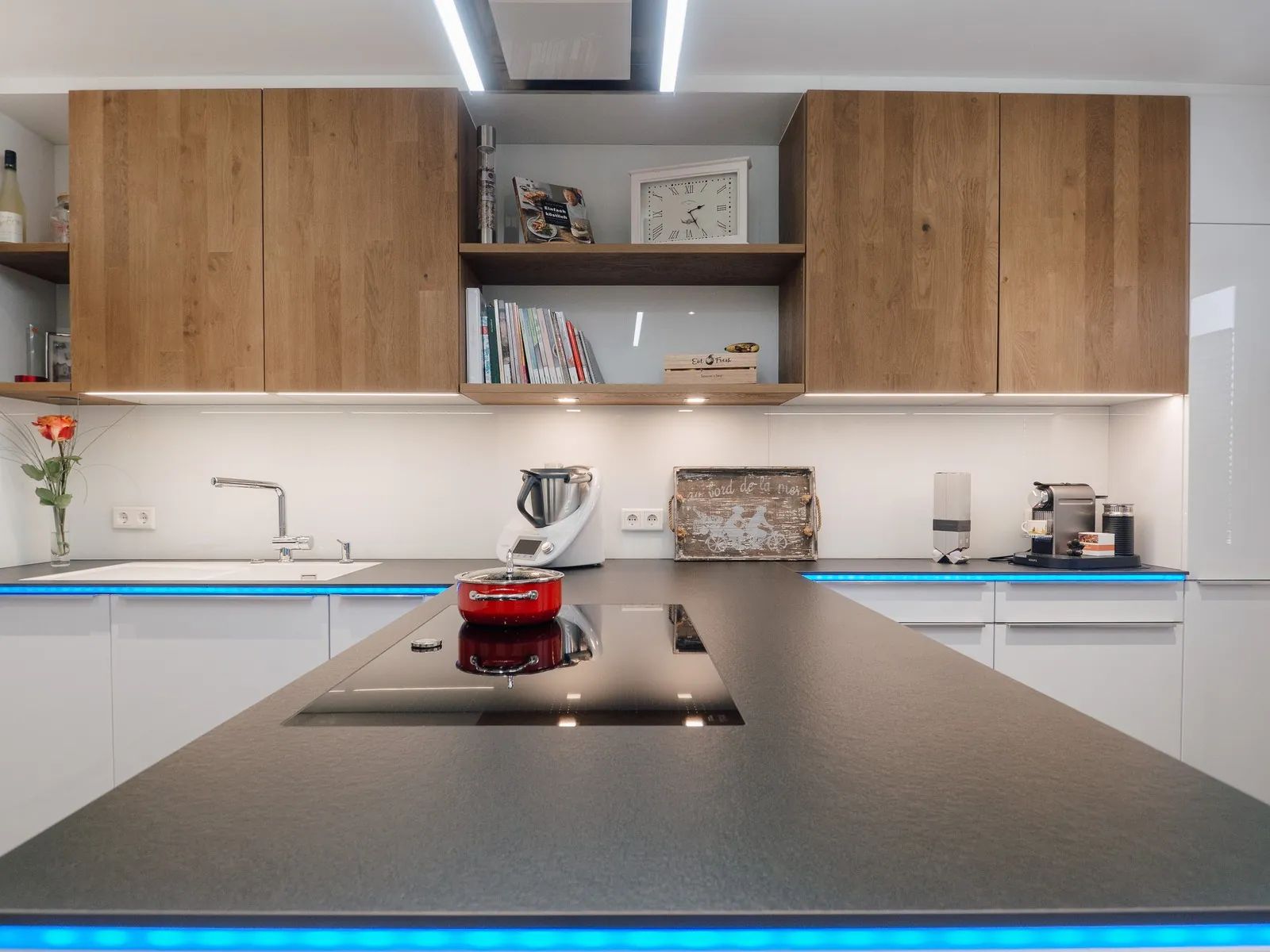 Designküche in Weiß – Leicht Hochglanz mit Eiche und Keramik