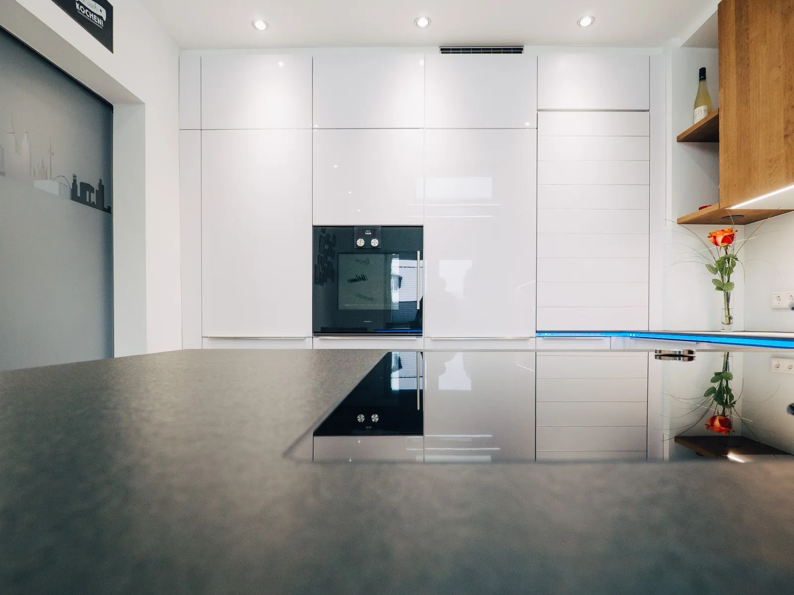 Designküche in Weiß – Leicht Hochglanz mit Eiche und Keramik