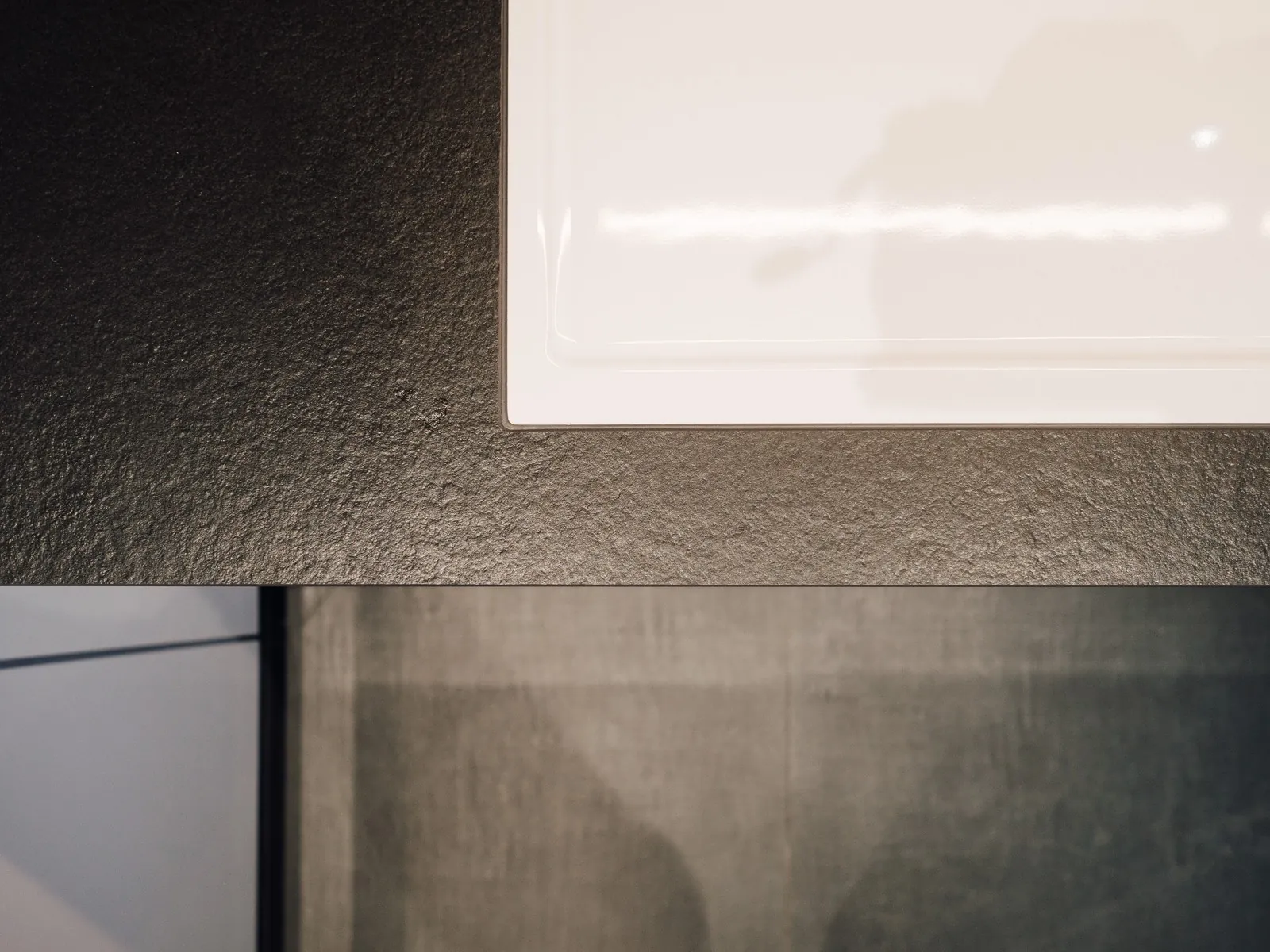 Designküche in Weiß – Leicht Hochglanz mit Eiche und Keramik
