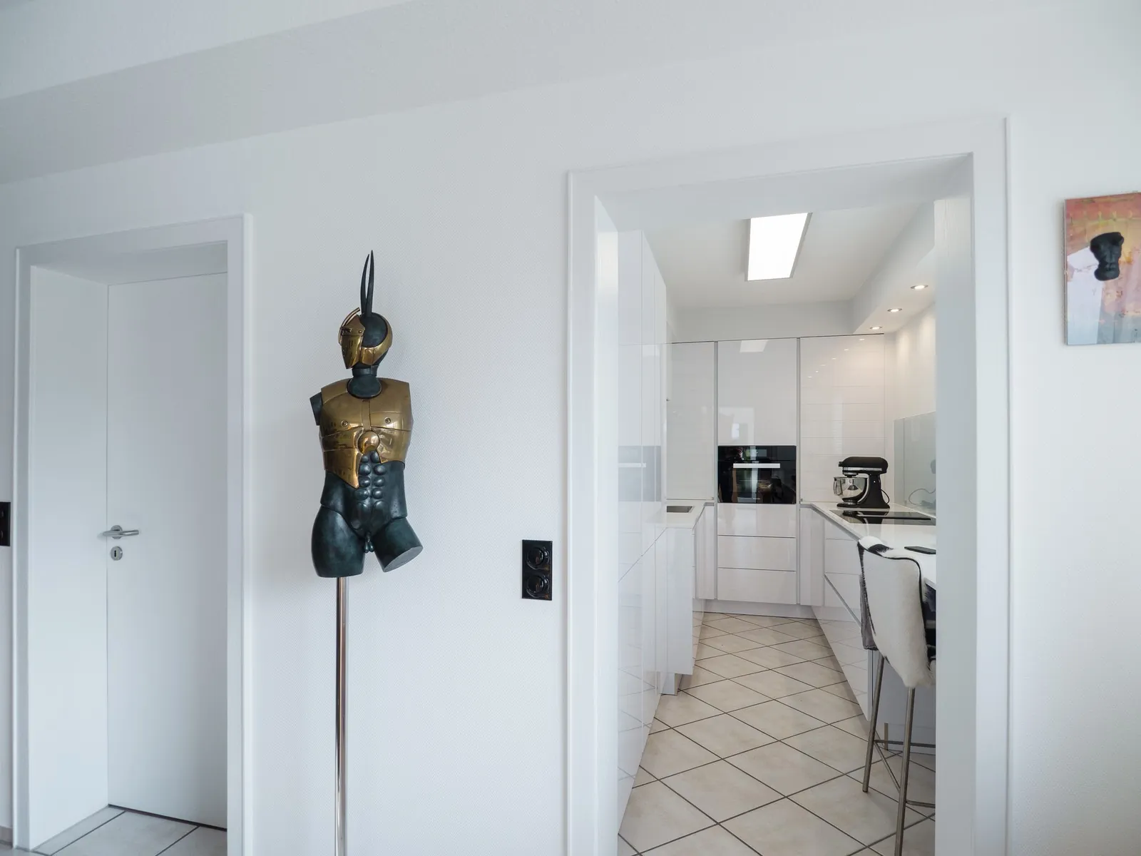 Grifflose U-Küche – Polarweiß Hochglanz mit Silestone-Arbeitsplatte