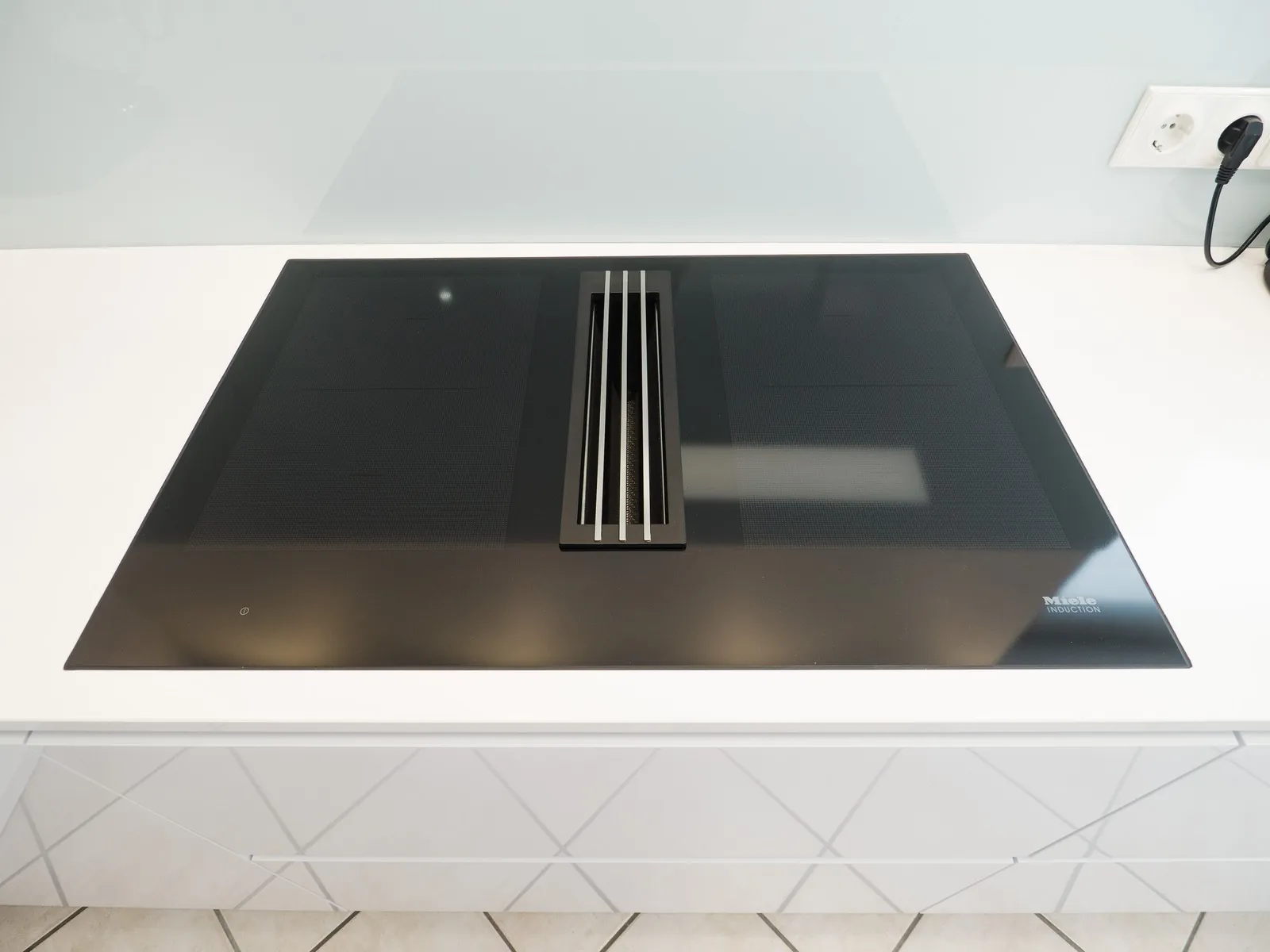 Grifflose U-Küche – Polarweiß Hochglanz mit Silestone-Arbeitsplatte