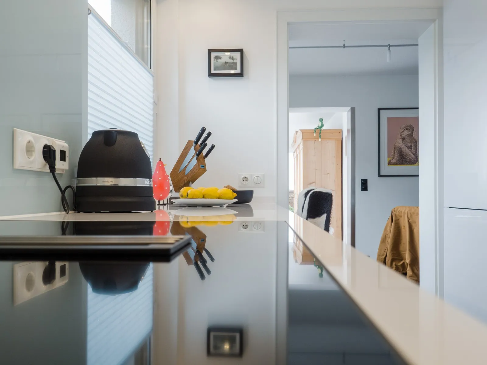 Grifflose U-Küche – Polarweiß Hochglanz mit Silestone-Arbeitsplatte