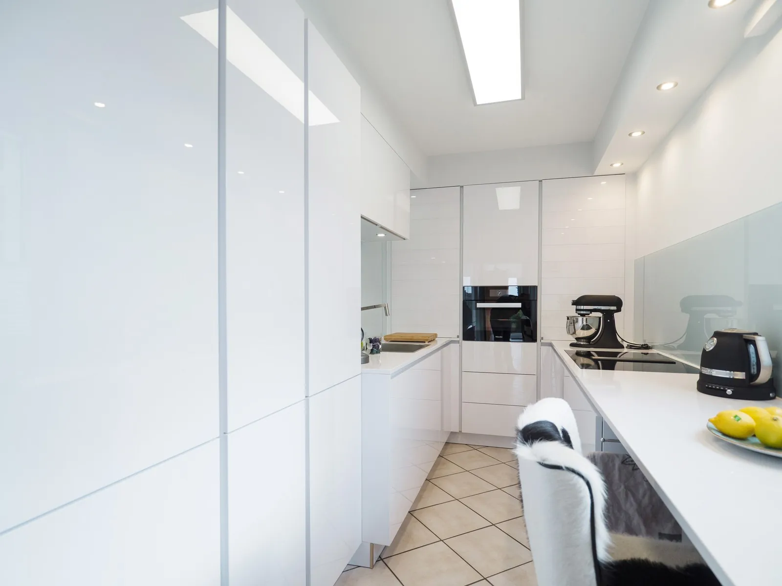 Grifflose U-Küche – Polarweiß Hochglanz mit Silestone-Arbeitsplatte