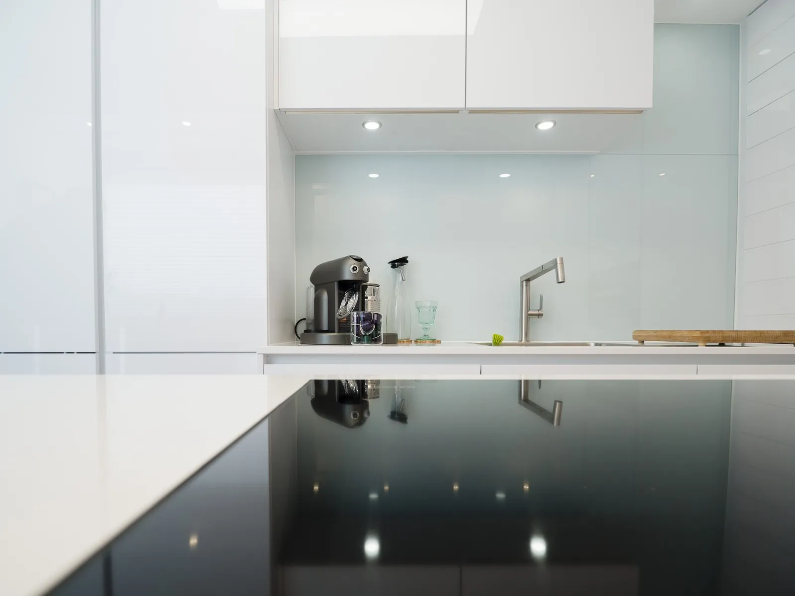 Grifflose U-Küche – Polarweiß Hochglanz mit Silestone-Arbeitsplatte