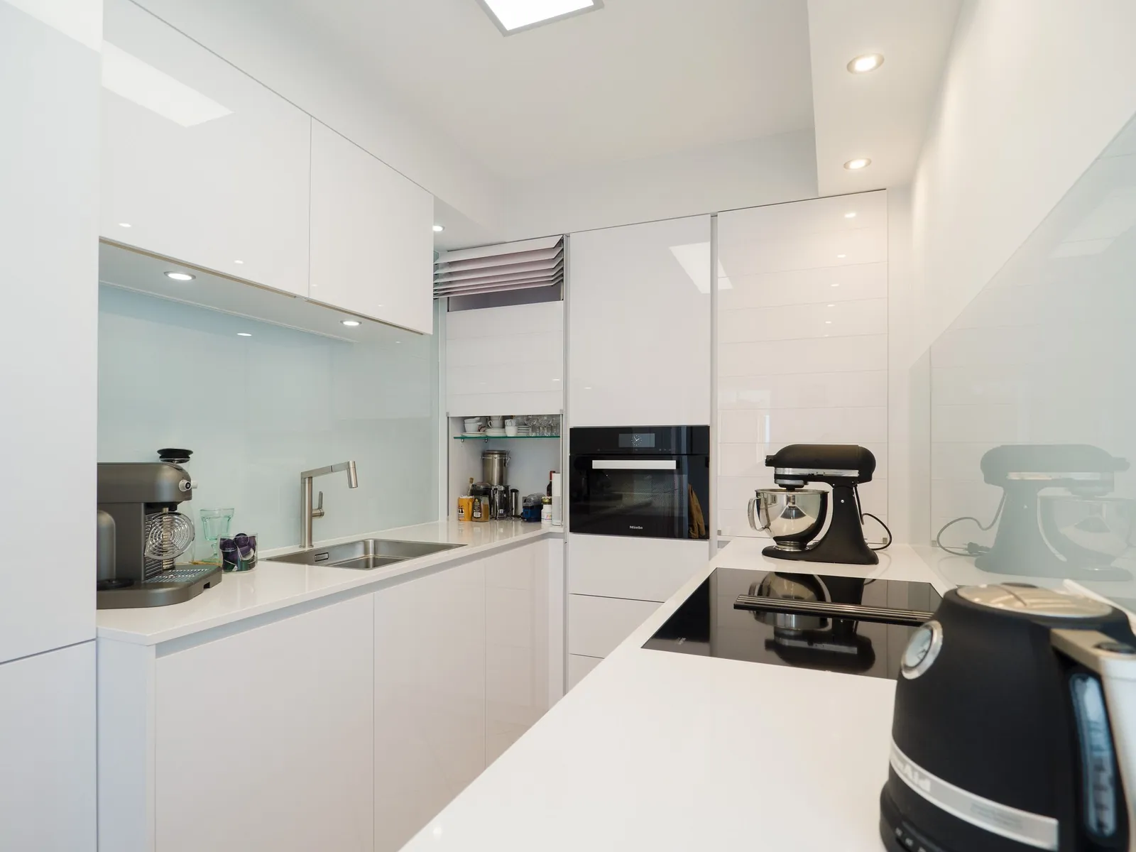 Grifflose U-Küche – Polarweiß Hochglanz mit Silestone-Arbeitsplatte