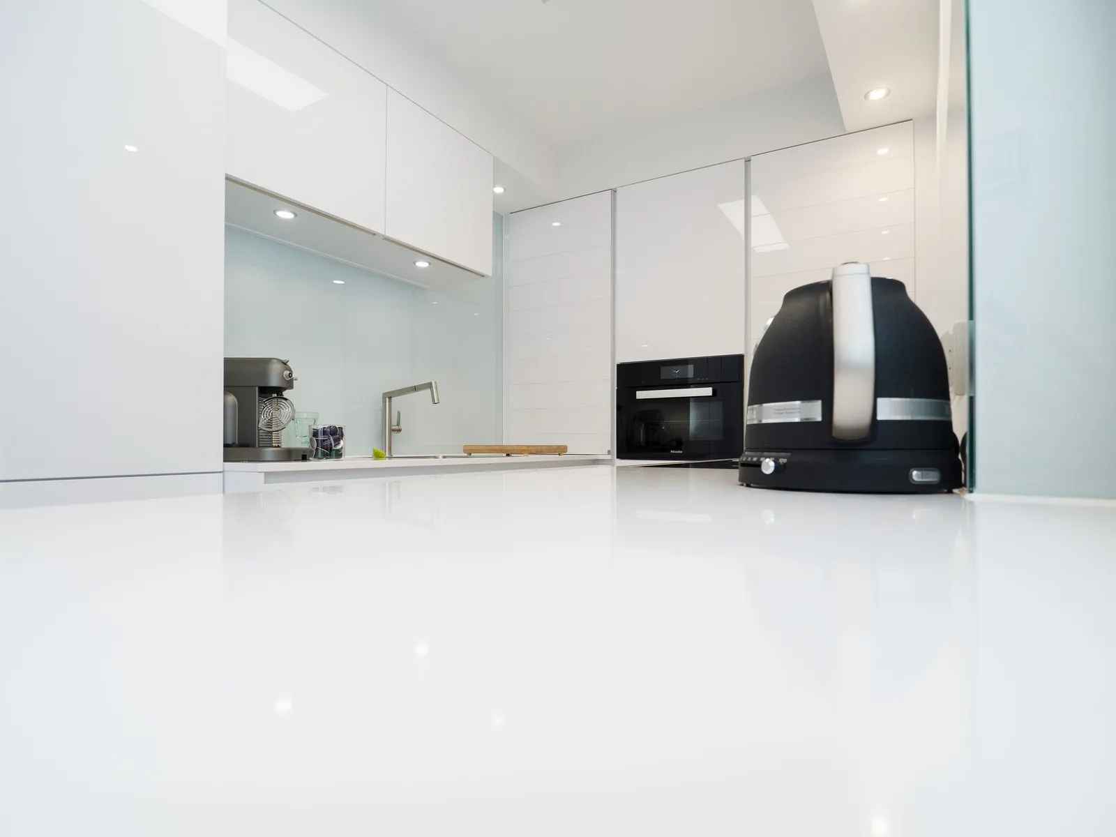 Grifflose U-Küche – Polarweiß Hochglanz mit Silestone-Arbeitsplatte
