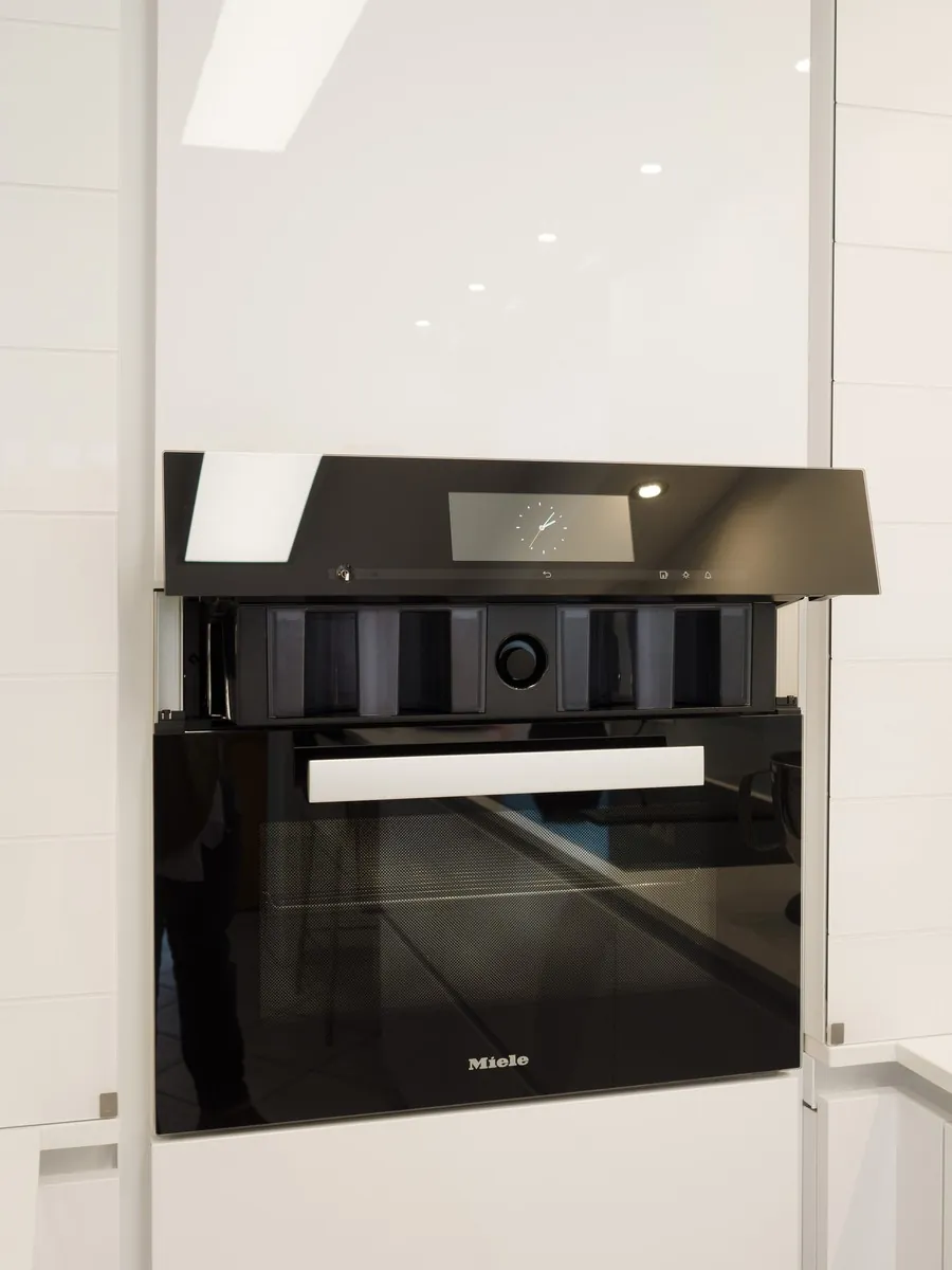 Grifflose U-Küche – Polarweiß Hochglanz mit Silestone-Arbeitsplatte