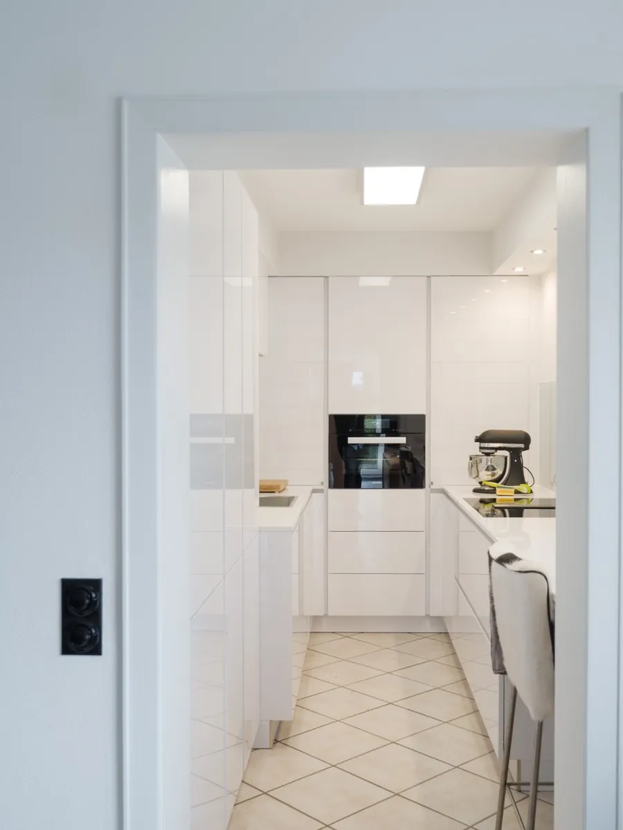 Grifflose U-Küche – Polarweiß Hochglanz mit Silestone-Arbeitsplatte