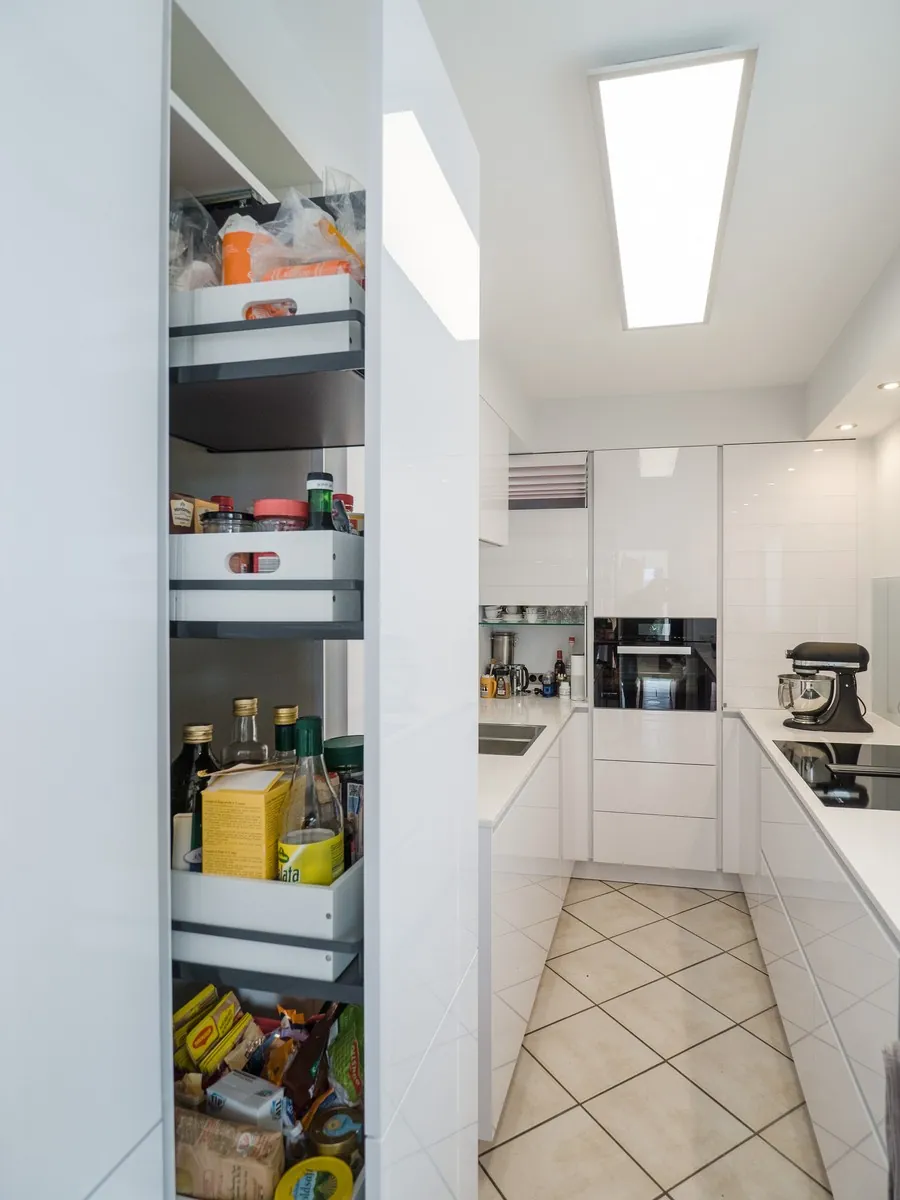 Grifflose U-Küche – Polarweiß Hochglanz mit Silestone-Arbeitsplatte