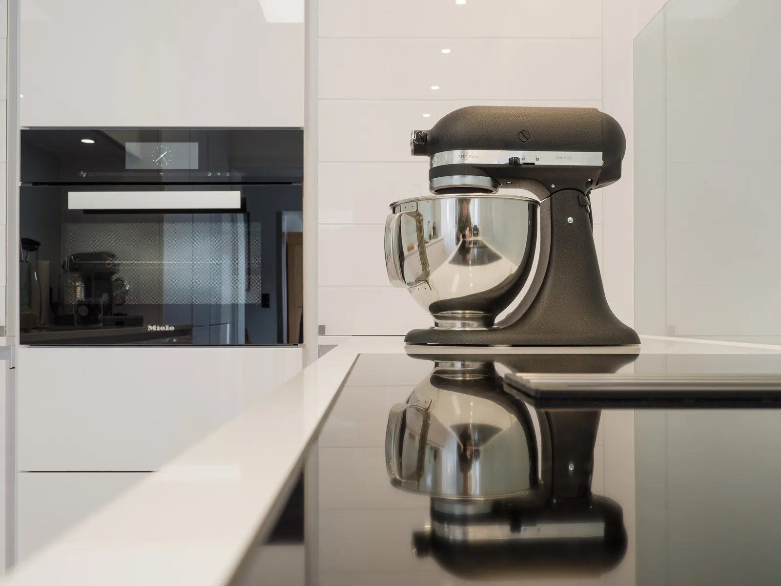Grifflose U-Küche – Polarweiß Hochglanz mit Silestone-Arbeitsplatte